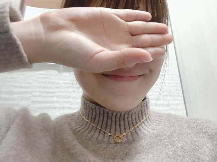 のインスタグラム：「そういえばそういえば  前髪を作りました✂︎ 髪色もいつもおすすめで！と頼んでいるのですが 今回はオリーブアッシュ(自信ない)に @eclat.nabe にしていただきました😇 いつも染めると周りに髪色が可愛いと言ってもらえるのですが それは完全に渡辺さんのおかげでございます  大学からもスーグ近くなので 本当に行きやすく、ありがたいです🙆‍♂️🙆‍♂️ 久しぶりに自撮りをしようと思いましたが 自撮りは恥ずかしく 結局動画にしました💩  前髪ありだと幼くなると言われ 賛否両論色々ですが どうでしょう！」