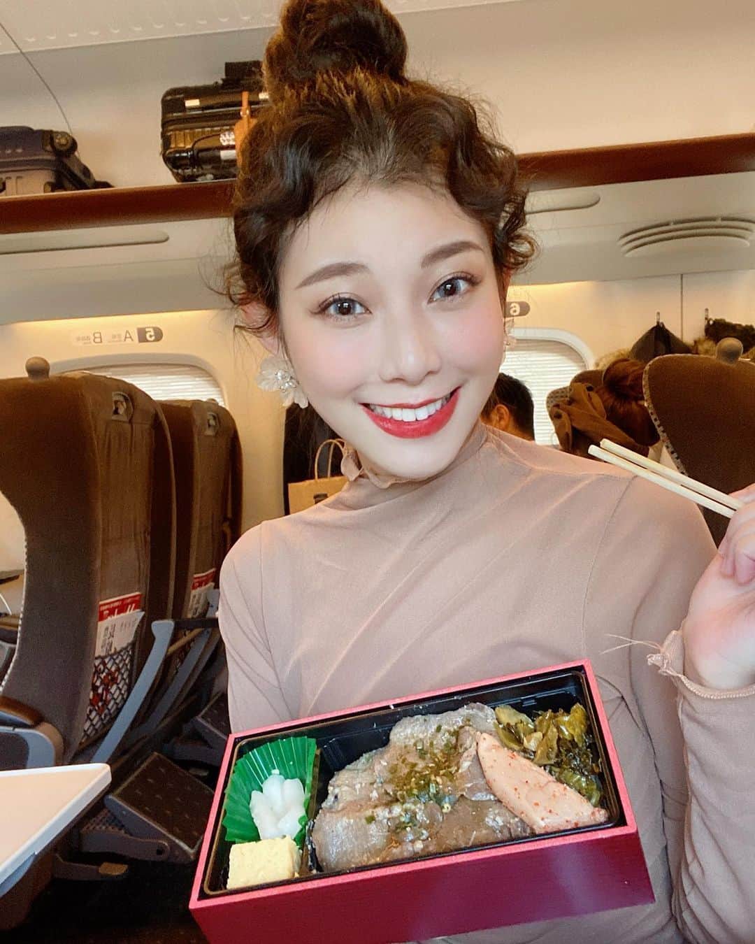張香香のインスタグラム：「坐新幹線最期待的就是吃便當🍱 所以我買了兩個😛🤤👍🏻」