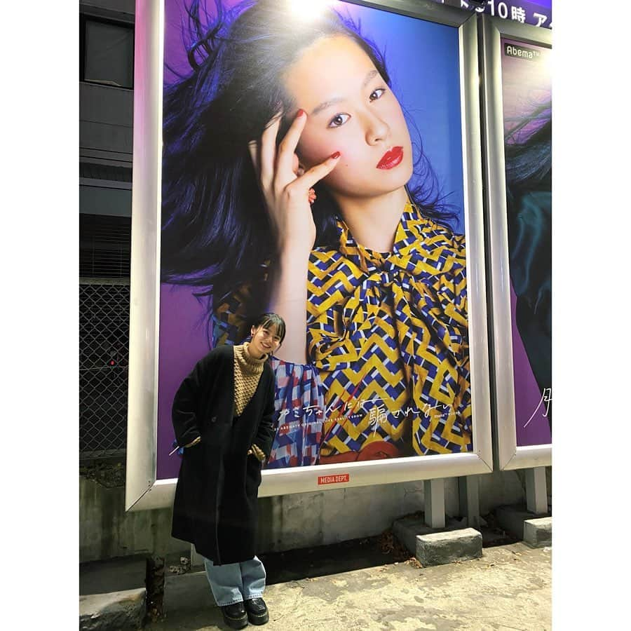 莉子さんのインスタグラム写真 - (莉子Instagram)「マネージャーさんと見てきました〜❕﻿ よく行く、よく通る場所に自分がいるのが信じられない、！﻿ 実際行って大きくてびっくり…有り難いです。🌛﻿ ﻿ 皆さんストーリータグ付けなど有難うございます＾＾﻿ 行ったよ〜　とか言ってくれるみんなが愛おしい　🥺﻿」1月13日 19時10分 - riko_riko1204