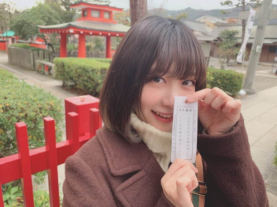 小嶋結里亜さんのインスタグラム写真 - (小嶋結里亜Instagram)「.﻿ .先週、ここ数年ずっと行きたかった﻿ 車折神社にお参りにいってきました。﻿ 去年から来年の初詣は京都へと決めていたので﻿ やっとの想いで。﻿ ついた時には、なんでか分からないけど﻿ 涙腺がゆるっと。(本当になんでかわからない笑)﻿ ﻿ そして念願の玉垣奉納もしてきたので﻿ 3月くらいから妃乃の名前が掲載されます！﻿ すごく嬉しい。半年くらいしたら﻿ また京都にしっかり見に行こうと思います。﻿ ﻿ おみくじでは大吉もひけて、お参りもして。﻿ 壮大なパワーをもらって帰ってきました。﻿ ﻿ おまもりを身につけられる﻿ 鈴のついたおまもり入れも買ったので﻿ 今年は神様に見守られながら﻿ しっかり地に足つけて頑張ります。！﻿ ﻿ ❁﻿ ﻿ ❁﻿ ﻿ #妃乃ゆりあ  #車折神社 #京都 #初詣 ﻿ #followme #2020 #玉垣奉納 #芸能神社」1月13日 19時12分 - hino_yuria127