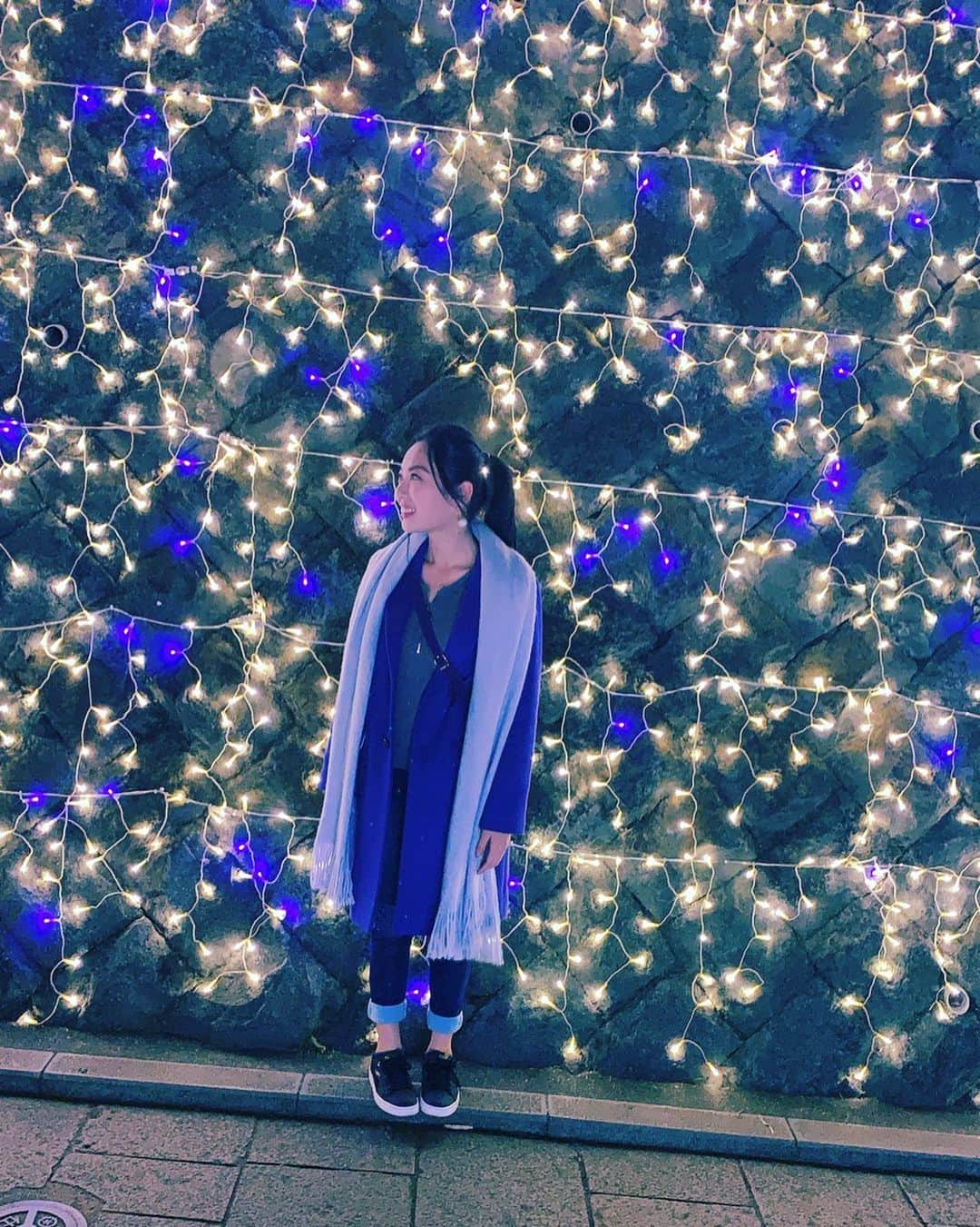 志村玲那さんのインスタグラム写真 - (志村玲那Instagram)「#イルミネーション #なんかブルーのコート着てたらイルミネーションと同化できそうになったよ🦋 #冬はイルミネーションが綺麗だから好きだけどやっぱり夏が恋しいです🐥 #スニーカー」1月13日 19時15分 - rena_shimura