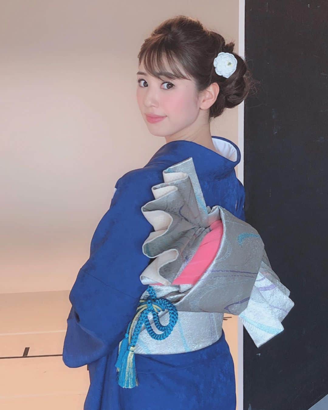 加田穂乃華のインスタグラム：「・ 新成人の皆さま、 おめでとうございます㊗️ ・ 📚【振袖大好き】に載せて頂いてます！ 全国の書店で✔︎ ２０歳くらいから毎年撮影で 振袖着させてもらってるのですが、 今年も着られるといいなぁ👘💕 #新成人 #成人 #振り袖 #帯結び #モデル #撮影」