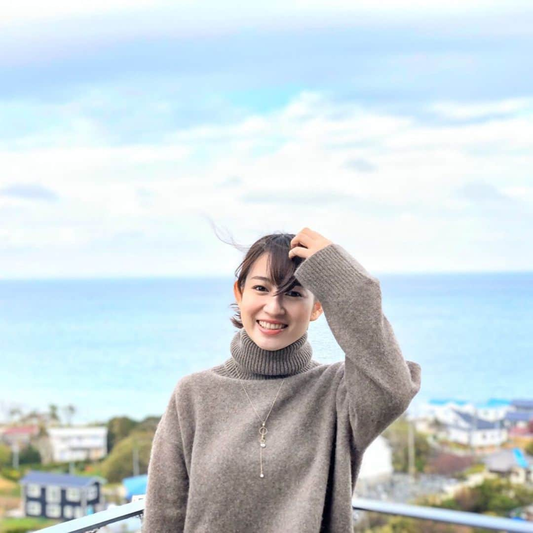 下田奈奈さんのインスタグラム写真 - (下田奈奈Instagram)「*﻿ か~な~り~遅ればせながら﻿ 新年明けましておめでとうございます🎍✨﻿ ﻿ 本年もどうぞよろしくお願いいたします🐭﻿ ﻿ いよいよ2020年。東京オリンピック開催の年で、大きな節目の年になりそうですね。﻿ ﻿ 一昨年は視野を広げて色々なことにチャレンジし、昨年はその中から興味のあることの経験を積みはじめた年でした。今年は、方向性を定めていける年にしたいです。変化を恐れず、自分で勇気を持って進む道を切り拓いていきたです🕊🍃﻿ ﻿ 昨年の大きな変化でいうと、やはり本業の広報のお仕事に加えてセラピストの副業を開始したことです。実際に副業をしたからこそ、スケジュールや自分のキャパ管理の難しさを痛感しました。反省点も多かったのですが、その分週末モデルや副業のユーザー理解が深まったお思います。また、実際にセラピストとして勤務を開始したことで今まで夢物語だった世界が現実のものに変わったことも大きかったです。﻿ ﻿ 少しずつでもやっぱり行動することが大切だなと思いました。行動してみなければ気付けないことだらけだったので、ここでの学びや課題を生かして、今年は広報活動にも取り入れていきたいと思いますし、将来何かの形にする場合のコンセプトなんかも考えていきたいなと思いました🦄✨💫﻿ ﻿ あと、個人的には苦手な「お掃除」を今年は頑張ってみようかと思ってます‥🤫﻿ これ結構意外がられるんですが、お料理は大好きなんですが、実はお掃除は苦手で‥（笑）﻿ ﻿ ただ、料理も最初は全くできなかったので何事も学べばできるようになるだろうと信じて頑張りたいです😂🧤﻿ ﻿ もし私と同じようにお掃除とか実は苦手で頑張りたいって人いたら、一緒に情報共有しあいながら頑張りましょう🧹🧼🧽﻿ ﻿ 仲間を見つけたい🥺（笑）﻿ ﻿ ﻿」1月13日 19時19分 - shimodanana