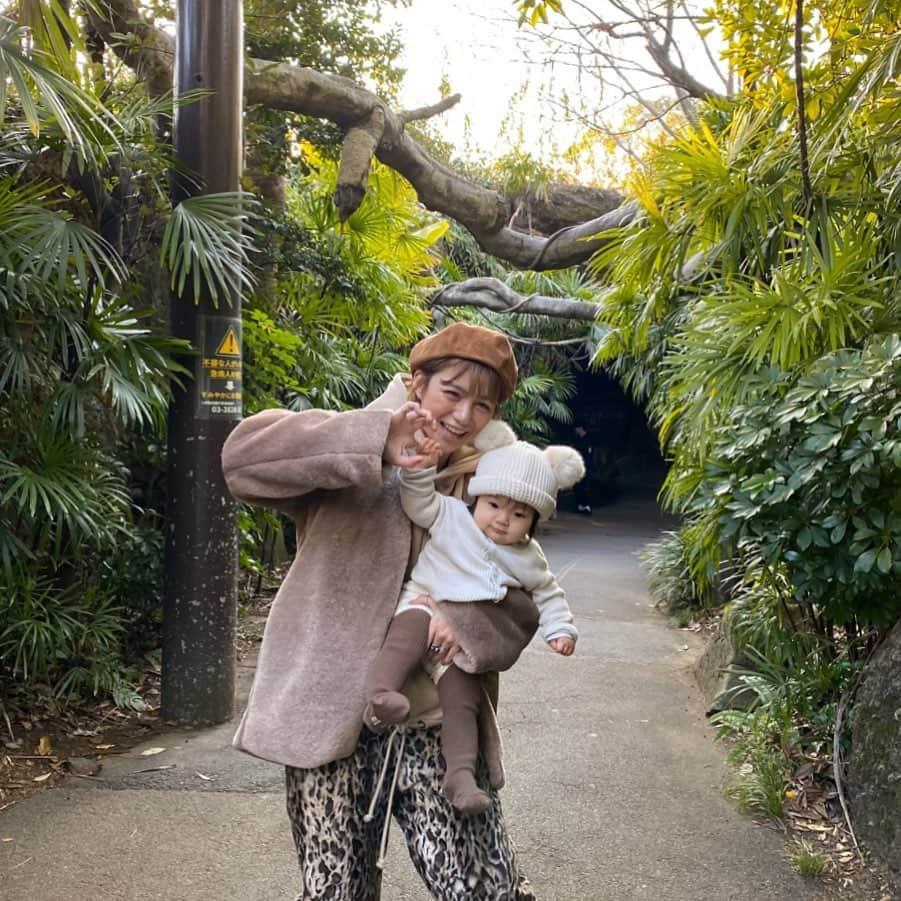 長谷川あやさんのインスタグラム写真 - (長谷川あやInstagram)「🐆🐆🐆 #uenozoo #ueno #japan #zoo #baby #mama #fashion #ootd #outfit #code #coordinate #style #令和ベイビー #生後7ヶ月 #0歳 #赤ちゃんのいる生活 #新米ママ #女の子ママ #小夏のいる生活 #親子コーデ #ママコーデ #152せんちこーで #リンクコーデ上野動物園 #親子旅 #子連れ旅行 #あや旅成長日記 #60せんちこーで ・ ・ ・ 🦁🐆🐅に対抗して張り切って ヒョウ柄で参上したのにたまたまみんな おやすみ中でいなかった上野動物園🤣✌️💦 ・ 【ママさん達に朗報💡】 オカピー、キリン、サイのエリアにある 授乳室がめちゃくちゃ快適です🙋‍♀️💛 （しかも結構穴場で空いてる✨） ・ おちび達より大人達が盛り上がってしまった 休日の動物園でした👨‍👩‍👦‍👦💓笑 ・ 今日のコーデは投稿にタグ🏷ついてます✨」1月13日 19時20分 - ayasuke_0516