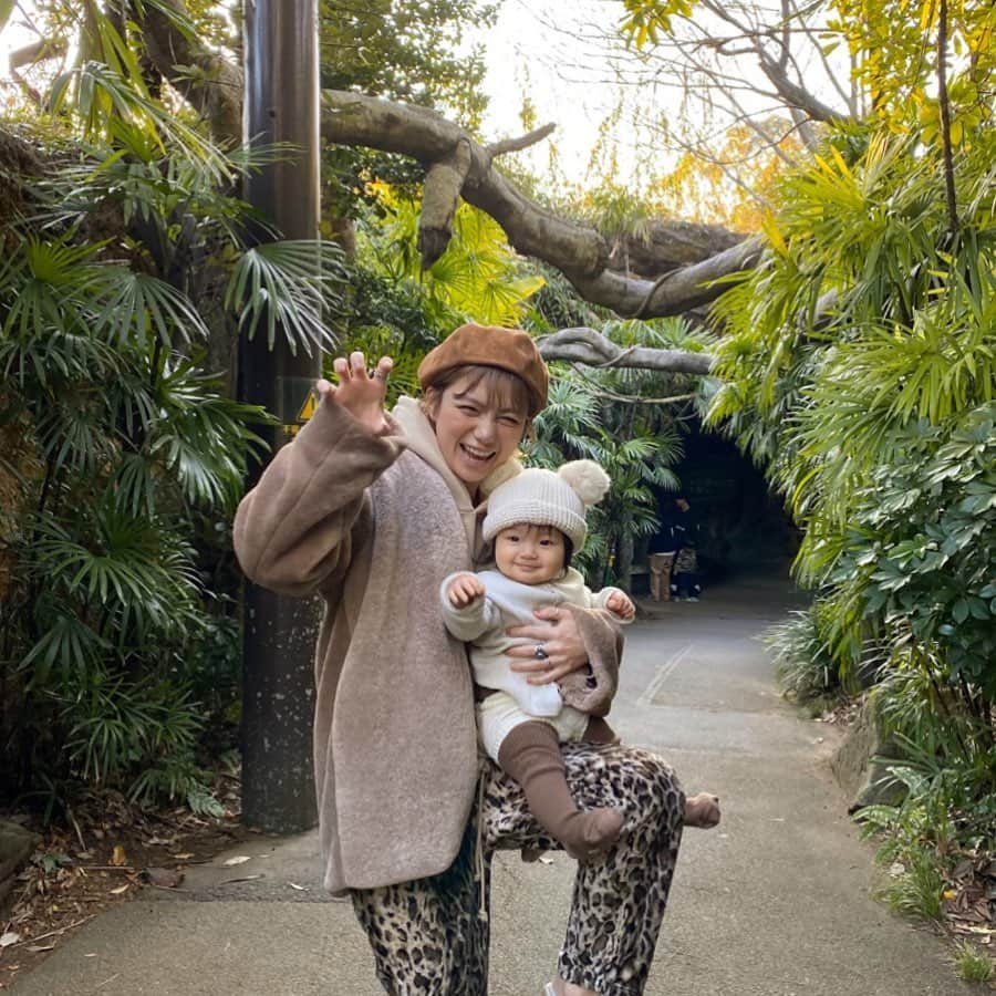 長谷川あやさんのインスタグラム写真 - (長谷川あやInstagram)「🐆🐆🐆 #uenozoo #ueno #japan #zoo #baby #mama #fashion #ootd #outfit #code #coordinate #style #令和ベイビー #生後7ヶ月 #0歳 #赤ちゃんのいる生活 #新米ママ #女の子ママ #小夏のいる生活 #親子コーデ #ママコーデ #152せんちこーで #リンクコーデ上野動物園 #親子旅 #子連れ旅行 #あや旅成長日記 #60せんちこーで ・ ・ ・ 🦁🐆🐅に対抗して張り切って ヒョウ柄で参上したのにたまたまみんな おやすみ中でいなかった上野動物園🤣✌️💦 ・ 【ママさん達に朗報💡】 オカピー、キリン、サイのエリアにある 授乳室がめちゃくちゃ快適です🙋‍♀️💛 （しかも結構穴場で空いてる✨） ・ おちび達より大人達が盛り上がってしまった 休日の動物園でした👨‍👩‍👦‍👦💓笑 ・ 今日のコーデは投稿にタグ🏷ついてます✨」1月13日 19時20分 - ayasuke_0516