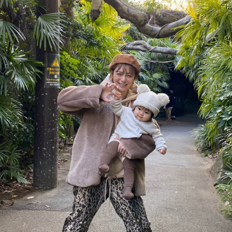 長谷川あやさんのインスタグラム写真 - (長谷川あやInstagram)「🐆🐆🐆 #uenozoo #ueno #japan #zoo #baby #mama #fashion #ootd #outfit #code #coordinate #style #令和ベイビー #生後7ヶ月 #0歳 #赤ちゃんのいる生活 #新米ママ #女の子ママ #小夏のいる生活 #親子コーデ #ママコーデ #152せんちこーで #リンクコーデ上野動物園 #親子旅 #子連れ旅行 #あや旅成長日記 #60せんちこーで ・ ・ ・ 🦁🐆🐅に対抗して張り切って ヒョウ柄で参上したのにたまたまみんな おやすみ中でいなかった上野動物園🤣✌️💦 ・ 【ママさん達に朗報💡】 オカピー、キリン、サイのエリアにある 授乳室がめちゃくちゃ快適です🙋‍♀️💛 （しかも結構穴場で空いてる✨） ・ おちび達より大人達が盛り上がってしまった 休日の動物園でした👨‍👩‍👦‍👦💓笑 ・ 今日のコーデは投稿にタグ🏷ついてます✨」1月13日 19時20分 - ayasuke_0516