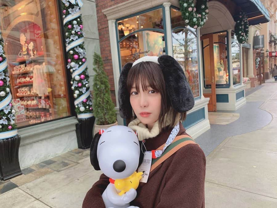 小嶋結里亜さんのインスタグラム写真 - (小嶋結里亜Instagram)「.﻿ .大阪にも。USJ、❤︎ ﻿ スヌーピーのカチューシャもつけて﻿ ポップコーンのバケットもかって﻿ しっかり楽しんできました笑﻿ ﻿ 上手な親友のカメラセンスの﻿ おかげで写真たくさん。( ･ㅂ･)﻿ 選別だけで数日、笑﻿ ﻿ 晴れ女も発揮して﻿ 雨予報もどこへやら。﻿ 冬にもかかわらずジュラシックパークで﻿ びしょ濡れになったけど﻿ あたたかかったです。ふふ。﻿ ﻿ 楽しかった。また行きたい。﻿ 三年前に行ったから﻿ また三年後くらいに。(*´-`)笑﻿ ﻿ ❁﻿ ﻿ ❁﻿ ﻿ #妃乃ゆりあ  #大阪 ﻿ #ユニバーサルスタジオジャパン #USJ ﻿ #followme #食べ歩き #スヌーピー」1月13日 19時21分 - hino_yuria127