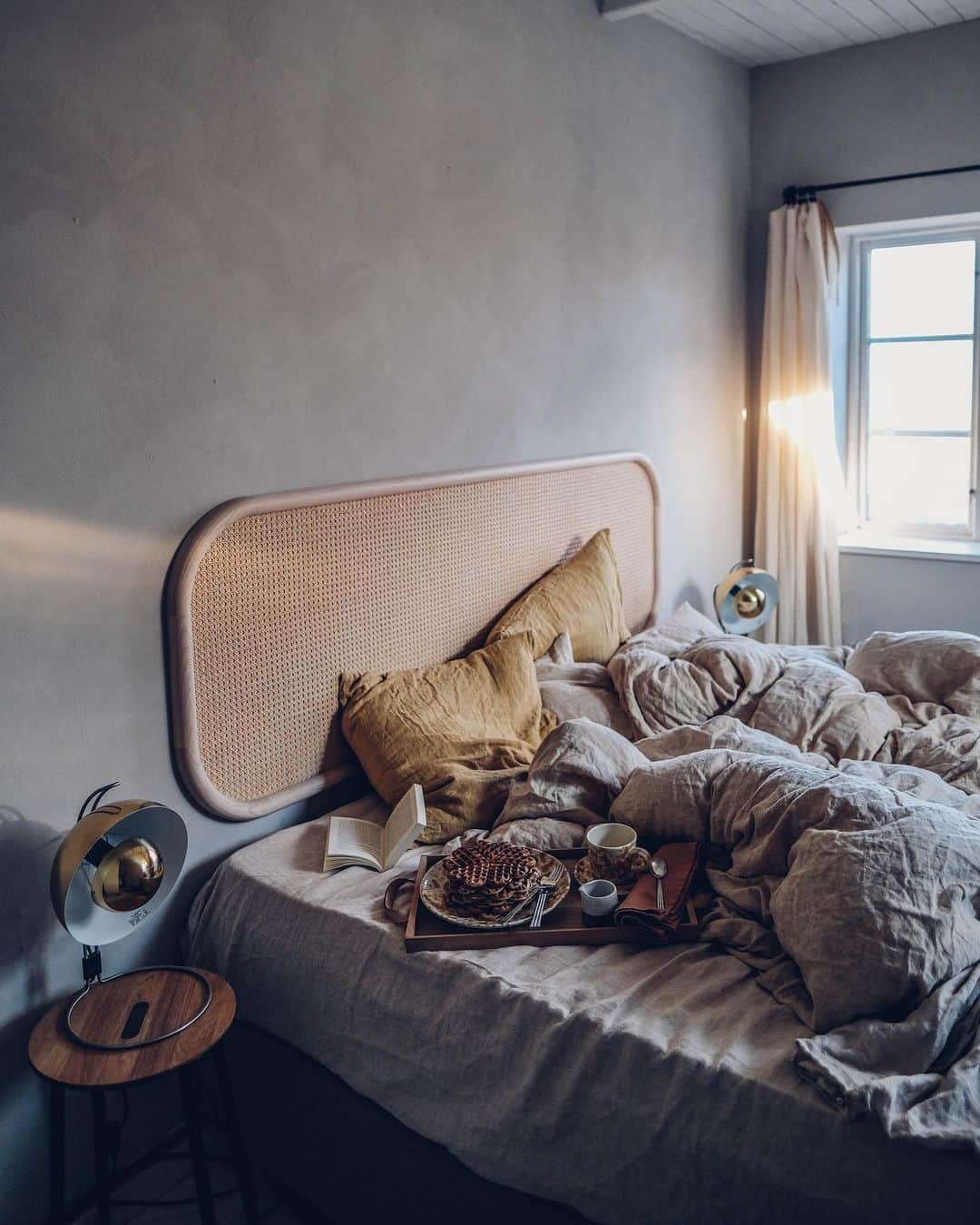 Our Food Storiesさんのインスタグラム写真 - (Our Food StoriesInstagram)「Werbung|Advertisement Nothing better than a cozy breakfast in bed, especially when it’s a @matribyfennobed 🤗✨🌞 We‘ve been looking for a comfortable and beautiful bed for ages, read more on the blog, link is in profile. Happy Monday guys! #fennobed #matribyfennobed  ____ #morningslikethese #cozyhome #breakfastinbed #kalklitir #kalklitirleo #scandinaviandesign #finnishdesign #bymolle #momentslikethis #fellowmag #foodstylist #foodphotographer #germanfoodblogger #breakfastideas #breakfasttime #glutenfreerecipes #lempiheadboard #hiljabed」1月14日 0時55分 - _foodstories_