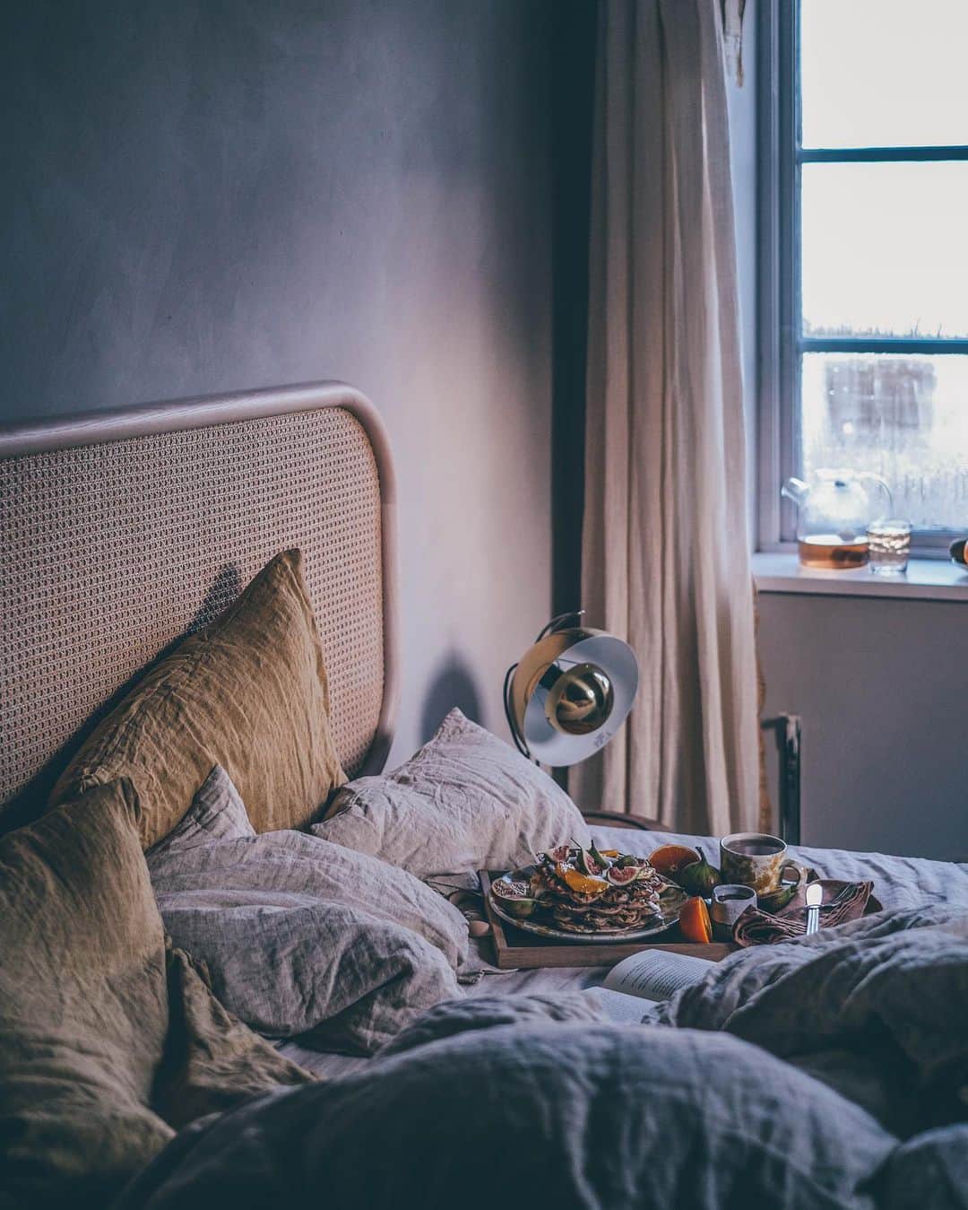 Our Food Storiesさんのインスタグラム写真 - (Our Food StoriesInstagram)「Werbung|Advertisement Nothing better than a cozy breakfast in bed, especially when it’s a @matribyfennobed 🤗✨🌞 We‘ve been looking for a comfortable and beautiful bed for ages, read more on the blog, link is in profile. Happy Monday guys! #fennobed #matribyfennobed  ____ #morningslikethese #cozyhome #breakfastinbed #kalklitir #kalklitirleo #scandinaviandesign #finnishdesign #bymolle #momentslikethis #fellowmag #foodstylist #foodphotographer #germanfoodblogger #breakfastideas #breakfasttime #glutenfreerecipes #lempiheadboard #hiljabed」1月14日 0時55分 - _foodstories_