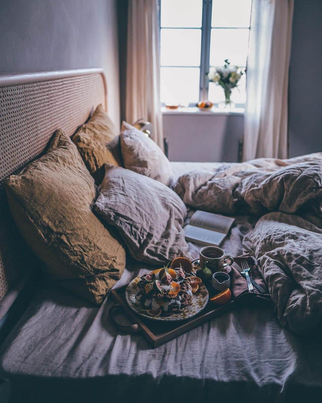 Our Food Storiesさんのインスタグラム写真 - (Our Food StoriesInstagram)「Werbung|Advertisement Nothing better than a cozy breakfast in bed, especially when it’s a @matribyfennobed 🤗✨🌞 We‘ve been looking for a comfortable and beautiful bed for ages, read more on the blog, link is in profile. Happy Monday guys! #fennobed #matribyfennobed  ____ #morningslikethese #cozyhome #breakfastinbed #kalklitir #kalklitirleo #scandinaviandesign #finnishdesign #bymolle #momentslikethis #fellowmag #foodstylist #foodphotographer #germanfoodblogger #breakfastideas #breakfasttime #glutenfreerecipes #lempiheadboard #hiljabed」1月14日 0時55分 - _foodstories_