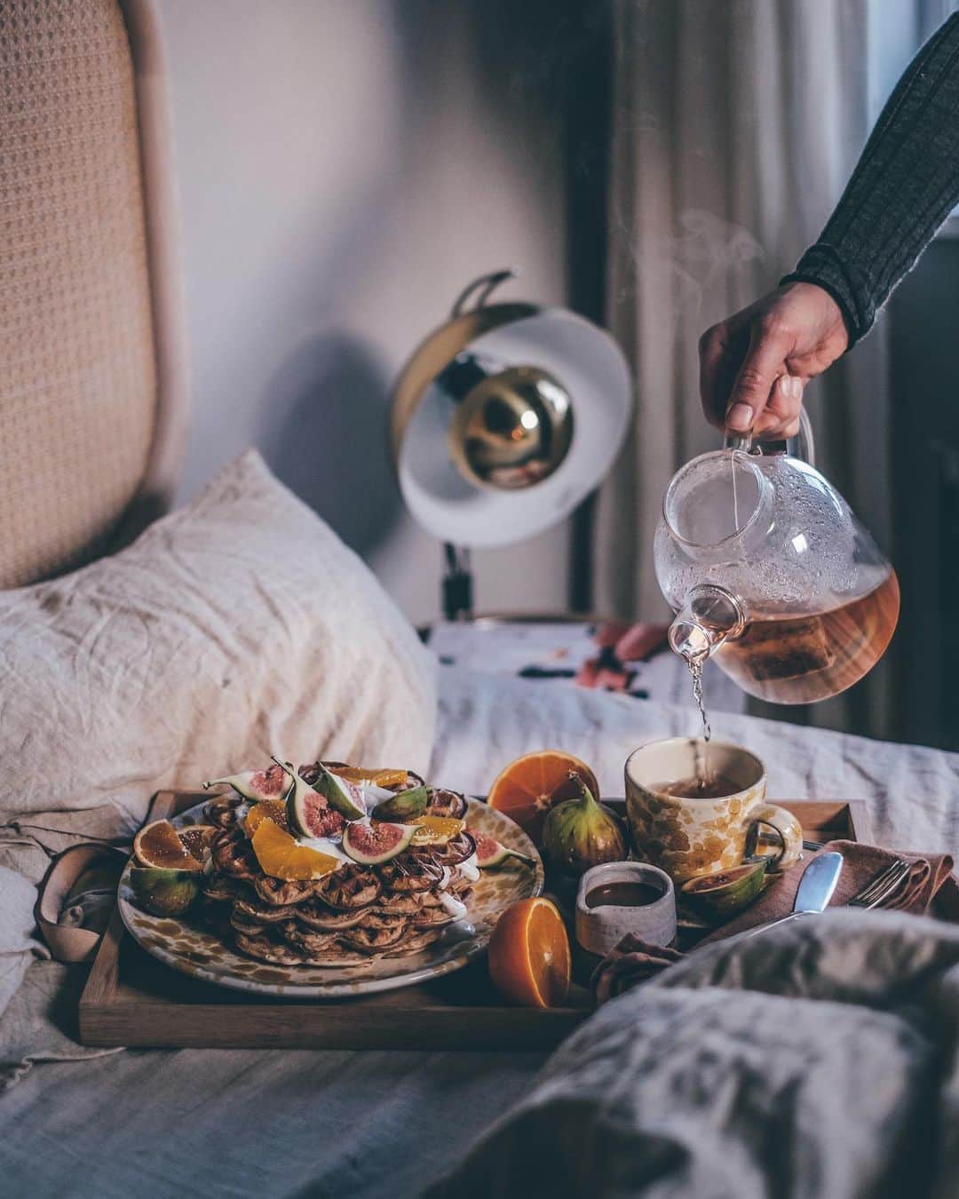 Our Food Storiesさんのインスタグラム写真 - (Our Food StoriesInstagram)「Werbung|Advertisement Nothing better than a cozy breakfast in bed, especially when it’s a @matribyfennobed 🤗✨🌞 We‘ve been looking for a comfortable and beautiful bed for ages, read more on the blog, link is in profile. Happy Monday guys! #fennobed #matribyfennobed  ____ #morningslikethese #cozyhome #breakfastinbed #kalklitir #kalklitirleo #scandinaviandesign #finnishdesign #bymolle #momentslikethis #fellowmag #foodstylist #foodphotographer #germanfoodblogger #breakfastideas #breakfasttime #glutenfreerecipes #lempiheadboard #hiljabed」1月14日 0時55分 - _foodstories_