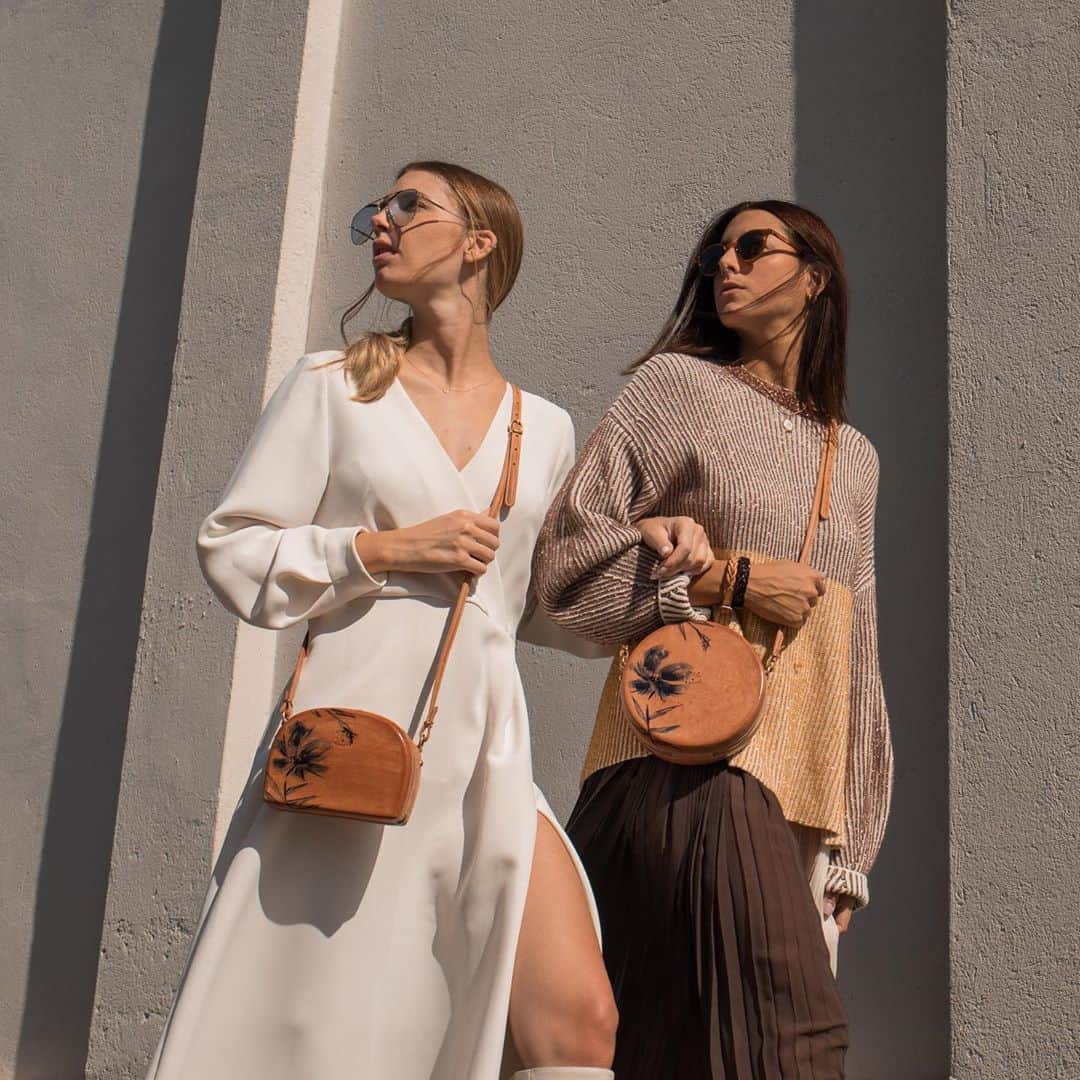 イルビゾンテのインスタグラム：「Luxury craftsmanship for contemporary people ☆  #ilbisonte #leatherbags #accessories #madeintuscany」