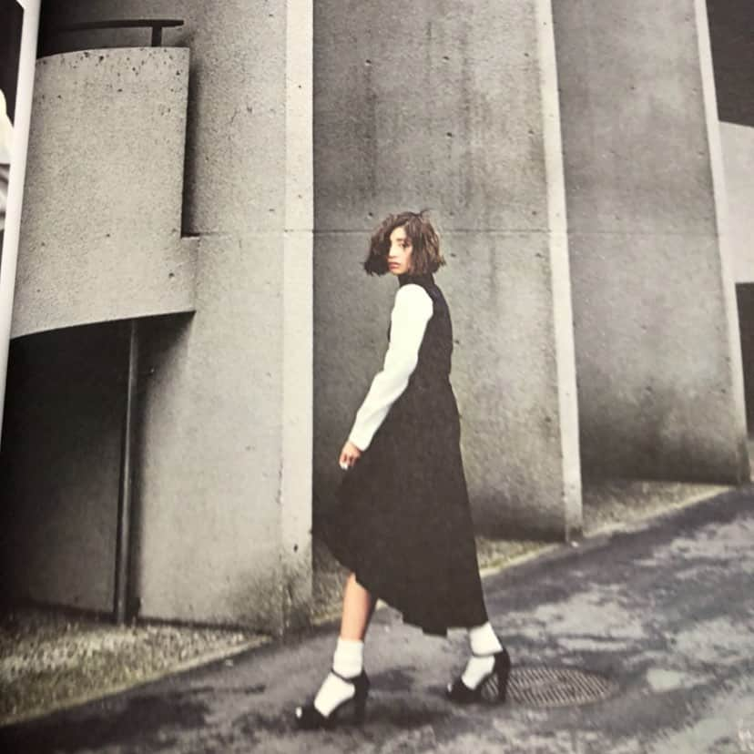 ラブリさんのインスタグラム写真 - (ラブリInstagram)「成人の皆さんおめでとうございます！ 20歳の頃の写真ないかな…成人式の写真ないかな…って探してみたけどなんと10年前ということで見つからなくて25歳しかなかった。思い出してみても、どう過ごしていたか、思い出しづらくなっていました。20歳になった時、自分は少しだけ大人になったって思ってて、少しだけ大人のふりをしてましたが23歳くらいで全然大人じゃないんだなって思いました。25歳になったらもっと大人がたくさんいて、もっと大人じゃないんだなって思いました。話をしても子供の話として大人が聞いてるんだって思ってた。自分は子供じゃないんだぞ！って自分にだって意見はあるんだぞ！って一生懸命思ってた。でも大人はって言ってる時点で「私の意見は私のものよね、でもあなたの意見も、あなたのものよね」って聞き入れる耳が少なかったのかもしれません。自分で自分を子供だと認めていたようでした。気付けば私も30歳になり、いつのまにか大人と思っていた人達の中に自分が居て、それなりに同じ目線で話を聞いてくれるようになりました。今思えば、10年間の中で起きたどの出来事も全てが学びでしかなく、選択の連続で、今も学びと選択の連続なのは変わりません。選択の結果で30歳のこれからの私の土台がとなって、また40歳になるんだと思う。20歳、そしてこれから色んなことが起きると思う。でも、色んなことは、これからも起き続けるもんなんです。今をどう選択するか、でしかないと思います。そして未来には希望だけをもって生きてみてください。絶対に自分次第で楽しくなります。いいことも悪いことも同じ分量で起きる、だから、「まあ、楽しかったからいいや」ってなれるのかなって思うよ。20歳へようこそ！　#成人式」1月14日 0時52分 - loveli_official