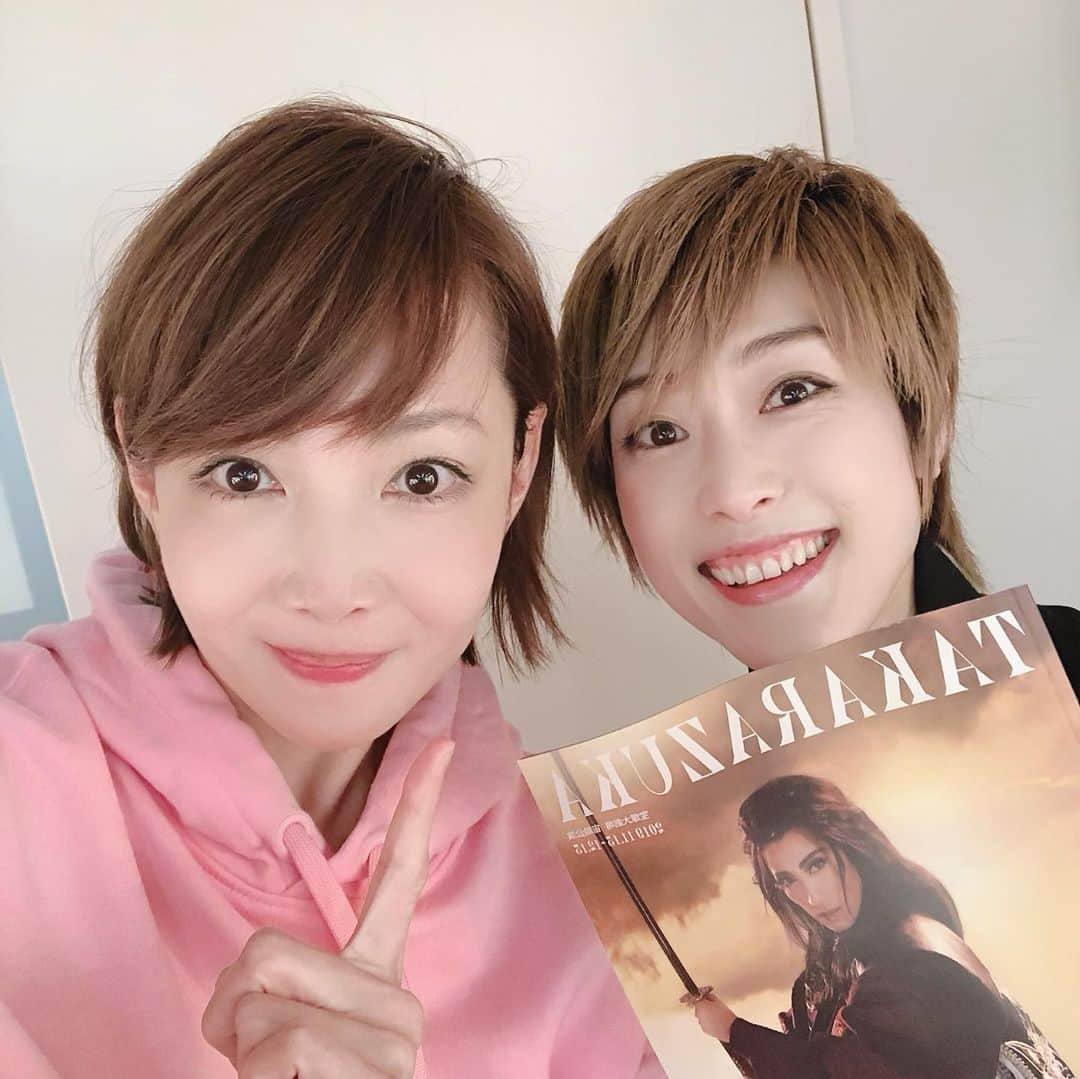 柚希礼音さんのインスタグラム写真 - (柚希礼音Instagram)「. 宙組公演観てきました‼️‼️❤️❤️❤️❤️❤️ 宝塚ってお芝居とショーがあって やっぱり本当に素晴らしい😋 ゆりかは、男度が増し増しで😋👏👏👏どこまで 男らしくなるのか💓💓 じゅんこさんは、理事おめでとうございます🙂🙏 ききも😌めちゃ余裕が出て魅力的で😊 宙組さんみーんな お疲れ様です😎👏👏👏 今回とっても長そうだから とにかく体に気を付けて 沢山の方を幸せにして欲しいですね💗💗💗 ウイスキーで乾杯してもらって ものすごーく 幸せになりました🙏🙏🙏 . 沢山パワー貰ったので わたしも頑張ります😊 パチパチパチ👏👏👏❤️ . れんた😌 (()如月蓮())と観劇一緒で 喜びショット😎😎 . #真風涼帆 #英真なおき　さん #芹香斗亜 #如月蓮 #宝塚 #宙組 #柚希礼音」1月13日 19時28分 - reonyuzuki_official