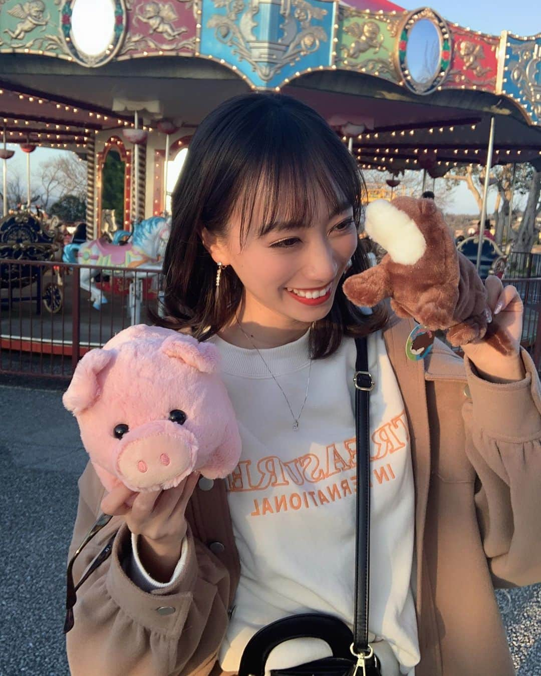 岡島彩花さんのインスタグラム写真 - (岡島彩花Instagram)「・ ・ いちご狩りしに千葉に来たのに どこもやってなくて、 最終的にマザー牧場行ってきたよ🎡💓 ・ めちゃめちゃ楽しかったから 結果オーライっ🤞🏻❤️笑 ・ 人生はじめて射的で当てたの！ ブタは欲しくてりなに取ってもらった♡ ・ こーやって休みの日にみんなと遊べるのが本当に幸せだし気分転換！✨付き合ってくれてありがとう🥺❄️ ・ 今日のコーデ☺︎ セットアップ　@envym_official  トップス　@gu_global  #きょうのコーデ　#ファッション #instagood #instalike #instafashion」1月13日 19時39分 - okajima_ayaka