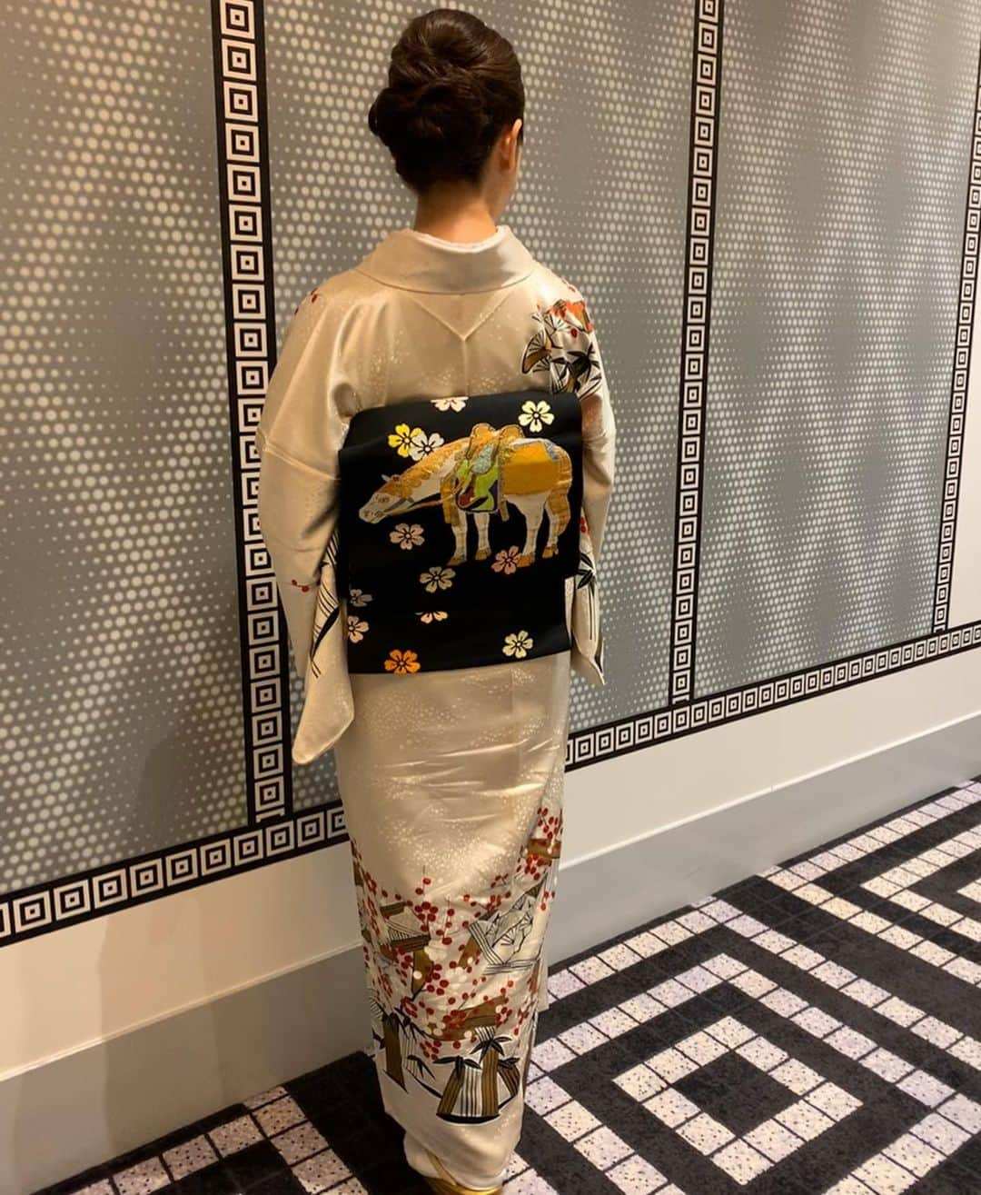 沢瀉美緒さんのインスタグラム写真 - (沢瀉美緒Instagram)「※ Kimonos coordinate ✨ . 成人の皆様、おめでとうございます✨ 私の成人の日の想い出といえば、 当時は両親がまだ海外で暮らしていたので 祖母と祖母の妹の叔祖母とお着物を選んで 写真を撮ったこと。 . 3人でよく梅田で会っていたことも 同時に思い出しました。 . 懐かしいなぁ。なんて思いますが それぞれにストーリーがあることでしょう✨ さて、お稽古はじめのお着物コーデ🗒 忘れないように自分メモです。 . . #着物 #小大丸 #帯 #龍村美術織物  #帯揚げ #加藤萬 #帯締め #道明 #kodaimaru #kimonomio #kimono #着物 #和装 #japanesetraditional #和服 #お稽古はじめ #初釜 #urasenke #裏千家 #thewayoftea #chado #hatsugama #初釜 #着物好きな人と繋がりたい」1月13日 19時32分 - mio_omodaka