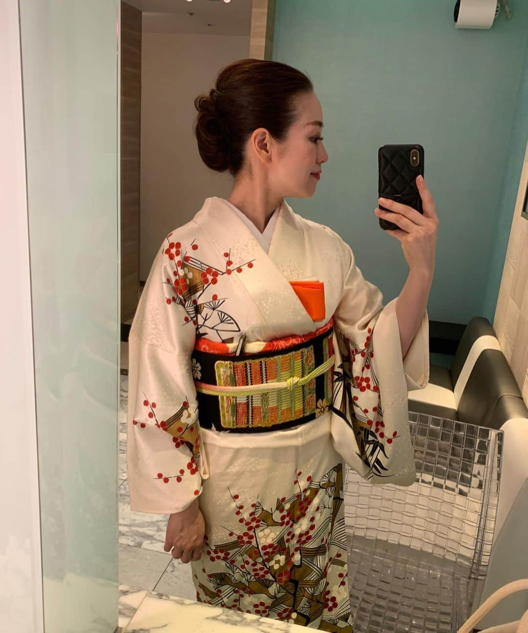 沢瀉美緒さんのインスタグラム写真 - (沢瀉美緒Instagram)「※ Kimonos coordinate ✨ . 成人の皆様、おめでとうございます✨ 私の成人の日の想い出といえば、 当時は両親がまだ海外で暮らしていたので 祖母と祖母の妹の叔祖母とお着物を選んで 写真を撮ったこと。 . 3人でよく梅田で会っていたことも 同時に思い出しました。 . 懐かしいなぁ。なんて思いますが それぞれにストーリーがあることでしょう✨ さて、お稽古はじめのお着物コーデ🗒 忘れないように自分メモです。 . . #着物 #小大丸 #帯 #龍村美術織物  #帯揚げ #加藤萬 #帯締め #道明 #kodaimaru #kimonomio #kimono #着物 #和装 #japanesetraditional #和服 #お稽古はじめ #初釜 #urasenke #裏千家 #thewayoftea #chado #hatsugama #初釜 #着物好きな人と繋がりたい」1月13日 19時32分 - mio_omodaka