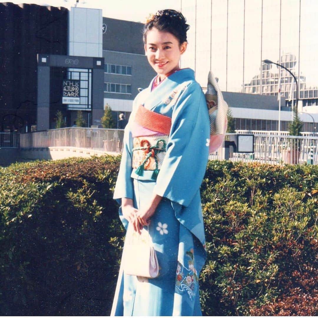 田中美里のインスタグラム：「20歳のころ。  あぐりの撮影で成人式には行けませんでしたが、スタッフが内緒で着物を用意してくれました。  NHKの前で写真撮影。  良き想い出。  どんな事も 繰り返して繰り返して、 できなかったことを 出来るようにしていく。  20歳の頃も今もシンプルにそれだけ。  #年を増やすこと #できることを増やすこと #知らなかったこと #知らなかった場所 #知らなかった人 #増えること #もれなくシワも #増やします  #まだまだもっと増やします  #新成人の皆さまおめでとうございます  #この写真 #前も載せましたね」