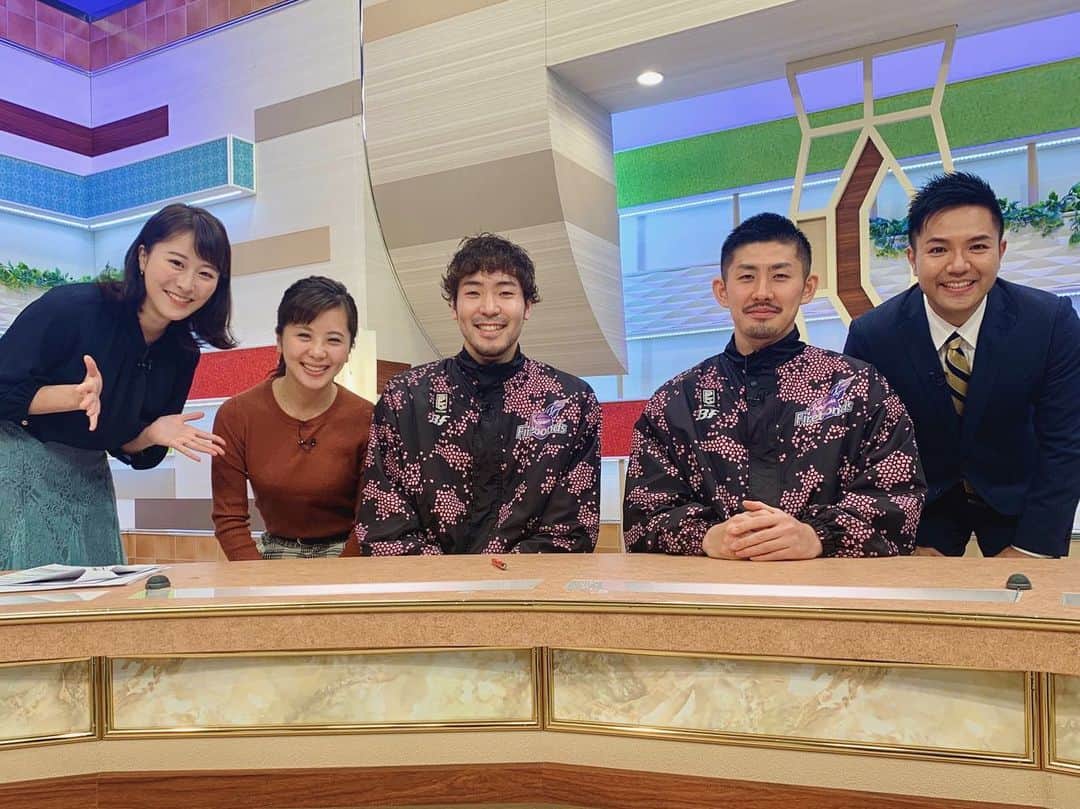 山崎聡子さんのインスタグラム写真 - (山崎聡子Instagram)「スポチャンの放送がありました🏀  生出演して下さった、#福島ファイヤーボンズ の #神原裕司 選手と#前田陽介 選手を囲んで記念に✨ 次のホームゲームは、1月29日(水)19:00〜 #宝来屋郡山総合体育館 で行われる予定です⛹️‍♂️ . #たくさんの無茶ぶりをしてしまいました😂 #懲りずにまたぜひスタジオに遊びに来てください✨」1月13日 19時38分 - 310puu