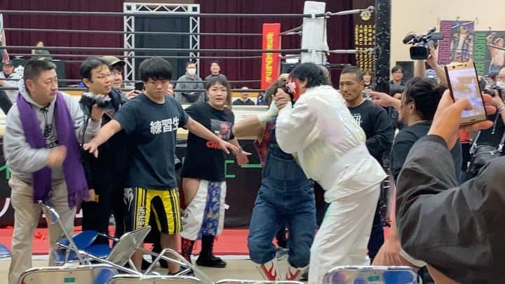 のインスタグラム：「私の50歳の誕生日に行われたのがこれ。最高の誕生日でした🎂🎉🎊👏 #プロレス #大仁田厚 #大家健 #ガンプロ #happybirthday  #50歳」