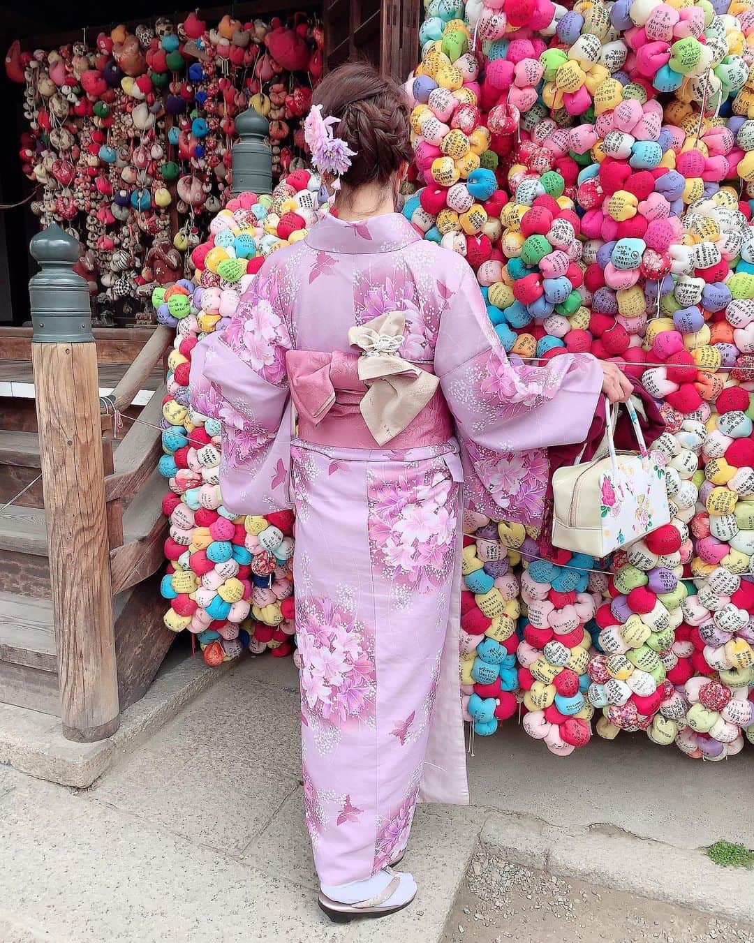 Miku Hirata 平田未来さんのインスタグラム写真 - (Miku Hirata 平田未来Instagram)「#成人式 おめでとうございます🎊 私はもちろん、違いますが😂w ❤️ * お正月のために、とっておいた #京都旅行 での、レンタル着物👘❣️ このところ、のんびりしすぎていて、 アップがなかなかできず 今日にしました🥰 * * #元成人の日 生まれの私としましては、 毎年なんにちが成人式になるのか、 妙に気になる🤔🎂 個人的には、#2度目の二十歳 という言葉にも積極的に近づくべきなのだろうけど…🤔 *  #成人の日 #成人の日おめでとう #京都観光 #八坂庚申堂 #京都観光スポット  #roccaandfriendscoffeflow #roccaandfriends #kyoto #kyotocafe #京都着物レンタル #京都着物デート #ママ着物 #ママコーディネート #着物コーデ」1月13日 19時38分 - miku.hirata