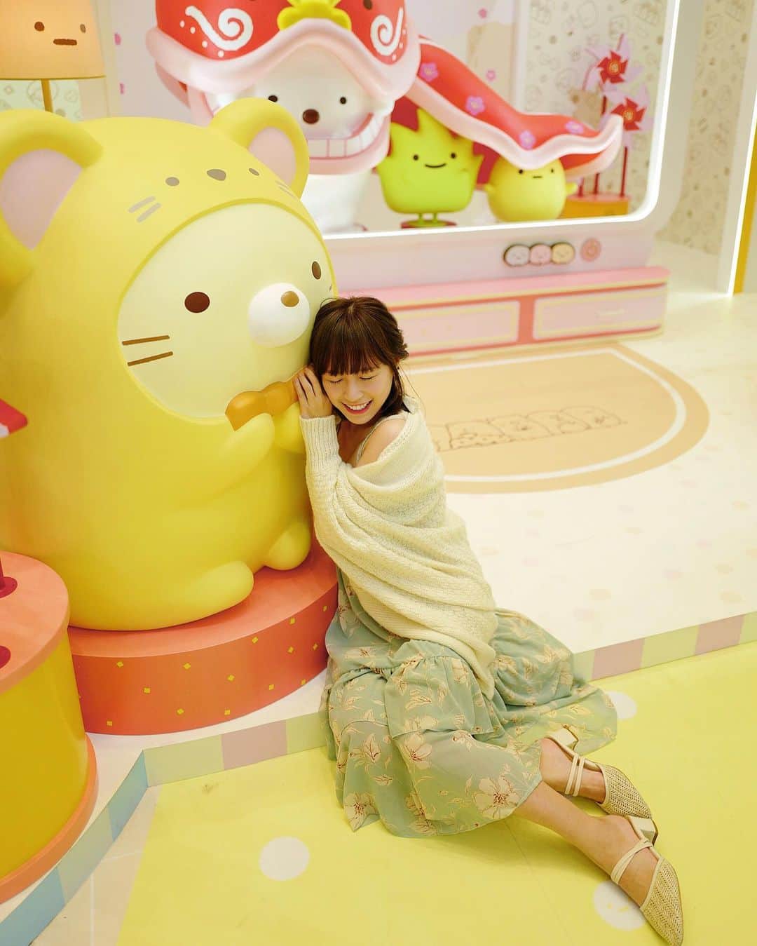 Miss Hunnyのインスタグラム：「前幾日經過發現佢地喺The ONE出沒！ 見到細細粒的角落小夥伴放大了 就忍不住想靠過去(˶‾᷄ ⁻̫ ‾᷅˵) 感覺很有安全感😳 望真啲原來白熊仲換左舞獅同達摩造型陪大家過新年🧧 真係可愛到過哂份( ･᷄ὢ･᷅ )  #TheONE  #角落小夥伴  #角落新春派對 @hktheone」