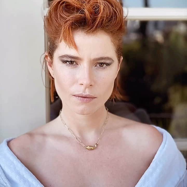 JO BAKERのインスタグラム：「J E S S I E • B U C K L E Y 🇮🇪 ———————————————————————— Teddy boy ~ punk feels for #jessiebuckley last night at #criticschoiceawards !!! #CONGRATS JESSIE WON!!!! Style @karlawelchstylist @maisonvalentino  Hair @hairbyadir  Makeup by me #jobakermakeupartist using @welovecoco @chanel.beauty  #welovecoco #workingwithchanel 💋」