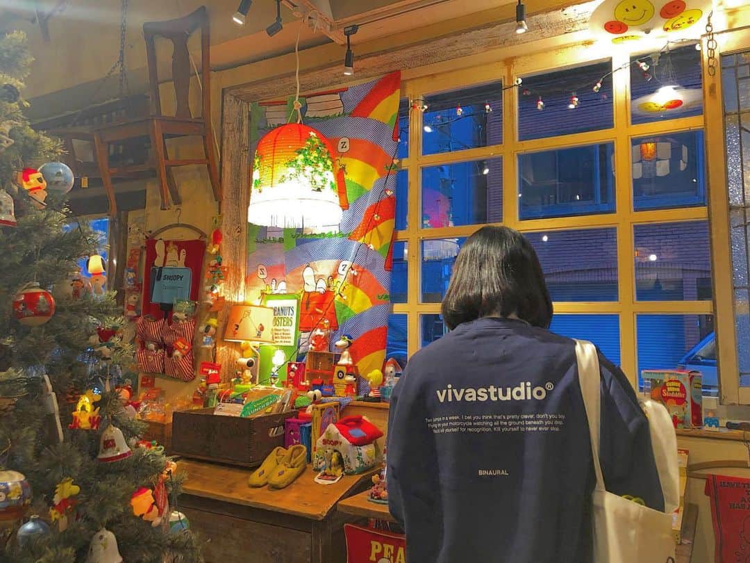 のインスタグラム：「ほんとは去年載せたかった クリスマスの時期にふさわしいお出かけ場所🦋🎄 #snoopy #toy #toystore #christmas」