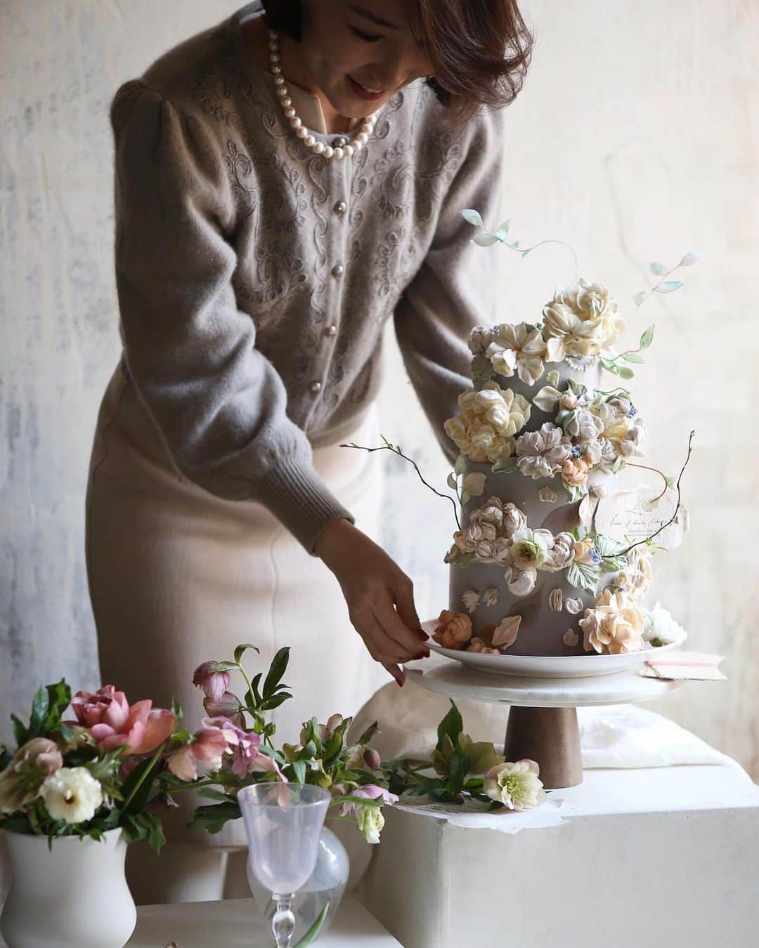 청담 수케이크 (atelier soo)さんのインスタグラム写真 - (청담 수케이크 (atelier soo)Instagram)「ㅡ White chocolate cream  Wedding cake 이날. 많은사진들중유난히마음에남는사진 플로리아루그림과 함께 수케이크  ㅡ 고요하고좋았던시간 @grace__roo  @ienajoohee  @dearmooee」1月13日 19時46分 - soocake_ully