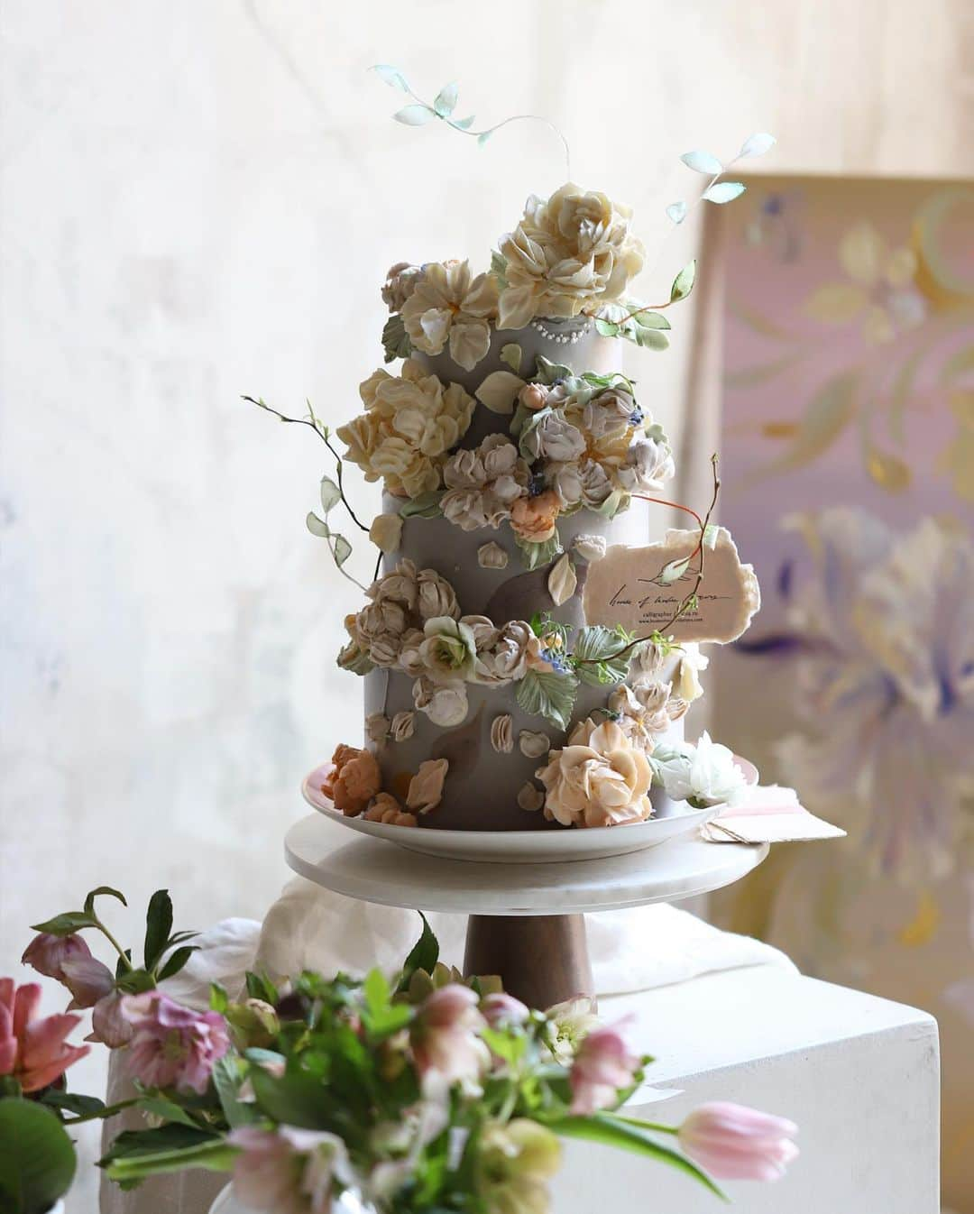 청담 수케이크 (atelier soo)さんのインスタグラム写真 - (청담 수케이크 (atelier soo)Instagram)「ㅡ White chocolate cream  Wedding cake 이날. 많은사진들중유난히마음에남는사진 플로리아루그림과 함께 수케이크  ㅡ 고요하고좋았던시간 @grace__roo  @ienajoohee  @dearmooee」1月13日 19時46分 - soocake_ully