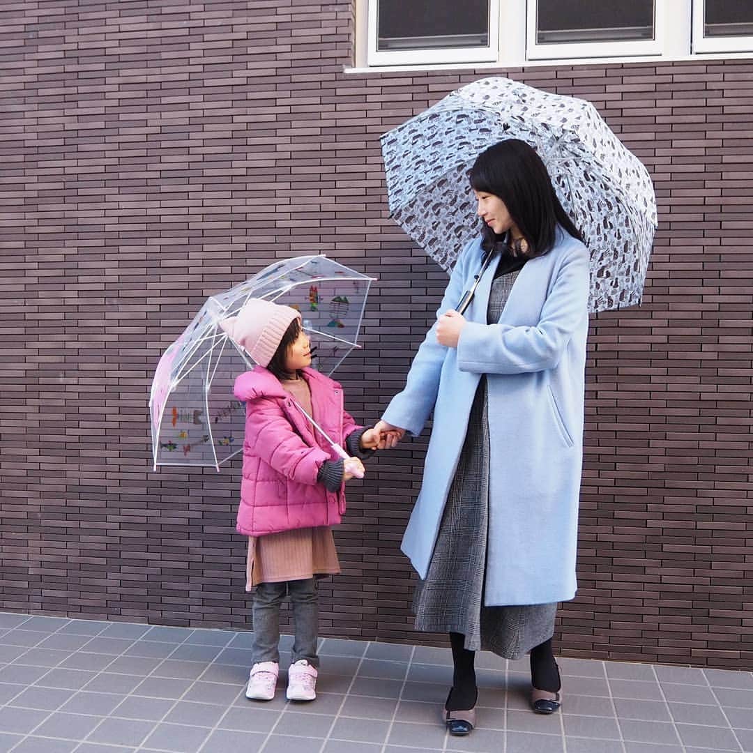 Kuboi Ayumiさんのインスタグラム写真 - (Kuboi AyumiInstagram)「お正月休みも長かったのに、また３連休。﻿ ﻿ 娘たちと過ごせる時間はうれしいのですが、﻿ パパは毎日仕事なので、身体を動かすことが大好きな娘たちを連れて﻿ 毎日何をしようか悩んじゃう３日間でした(笑）﻿ ﻿ 寒くて外に出るのが億劫になっちゃうこの季節には﻿ 雨が降っている日でもお出かけしたくなくなっちゃう傘が必需品。﻿ ﻿ 娘たちが持っているのは、ニョッコ(@gnocco_jp)の傘です。﻿ かわいくて使いやすいので、リピートしちゃいました。﻿ ﻿ 大人と子どもでリンクコーデできるようなアイテムもあったり﻿ シンプルなものからカラフルなものまでいろいろな傘が揃っているので﻿ いろいろ集めたくなっちゃう。﻿ デザインがかわいいだけでなく、柔軟性があり、風にも負けないくらい丈夫なんですよ。﻿ ﻿ ﻿ 持ち手には猫の肉球があしらわれているのですが﻿ 滑り止めになっているので、テーブルなどにかけておいても落ちにくくなっています。﻿ ﻿ ちなみに1月11日に発売された「ねこ」誌にも掲載されていて﻿ 読者プレゼントも実施されているみたいなので、気になる方はチェックしてみてくださいね。﻿ ﻿ ﻿ #女の子ママ #親バカ部 #gnocco #ニョッコ #傘 #umbrella #リンクコーデ」1月13日 19時47分 - himekagami