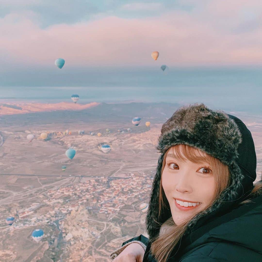 磯田 ひかる(Hikaru Isoda) のインスタグラム：「Happy New Year 2020🎉 . 遅ればせながら、明けましておめでとうございます✨ 年末年始はずっと行きたかったトルコに行けて、気球から初日の出が見れました💕 とても素敵な場所だったので、帰ってきてからみんなにオススメしまくっています🇹🇷笑 . 今年もよろしくお願いします🙇‍♂️💗 . . #トルコ #カッパドキア #Cappadocia #🇹🇷」