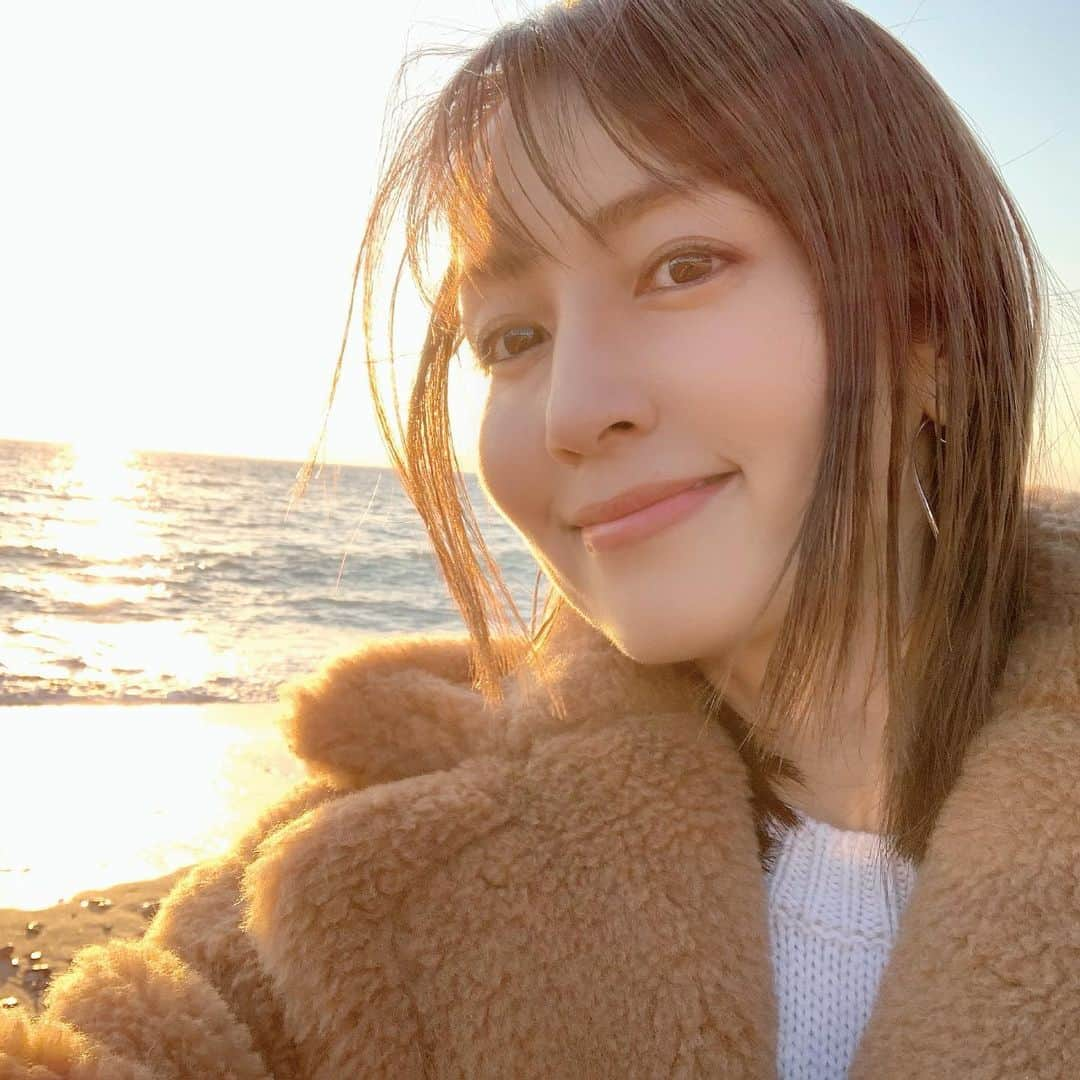 矢田亜希子さんのインスタグラム写真 - (矢田亜希子Instagram)「穏やかな海はずっと見ていたい。 #海#海大好き#波の音#お散歩#休日散歩#母ともなちゃんは波打ち際ぎりぎりをいつも歩いて楽しむw #サンセット#愛犬#トイプードル#toypoodle #toypoodleapricot #お散歩コーデ#リフレッシュ コートは#maxmara  ニット#drawer  デニム#saintlaurent  靴#stellamccartney」1月13日 19時54分 - akiko_yada