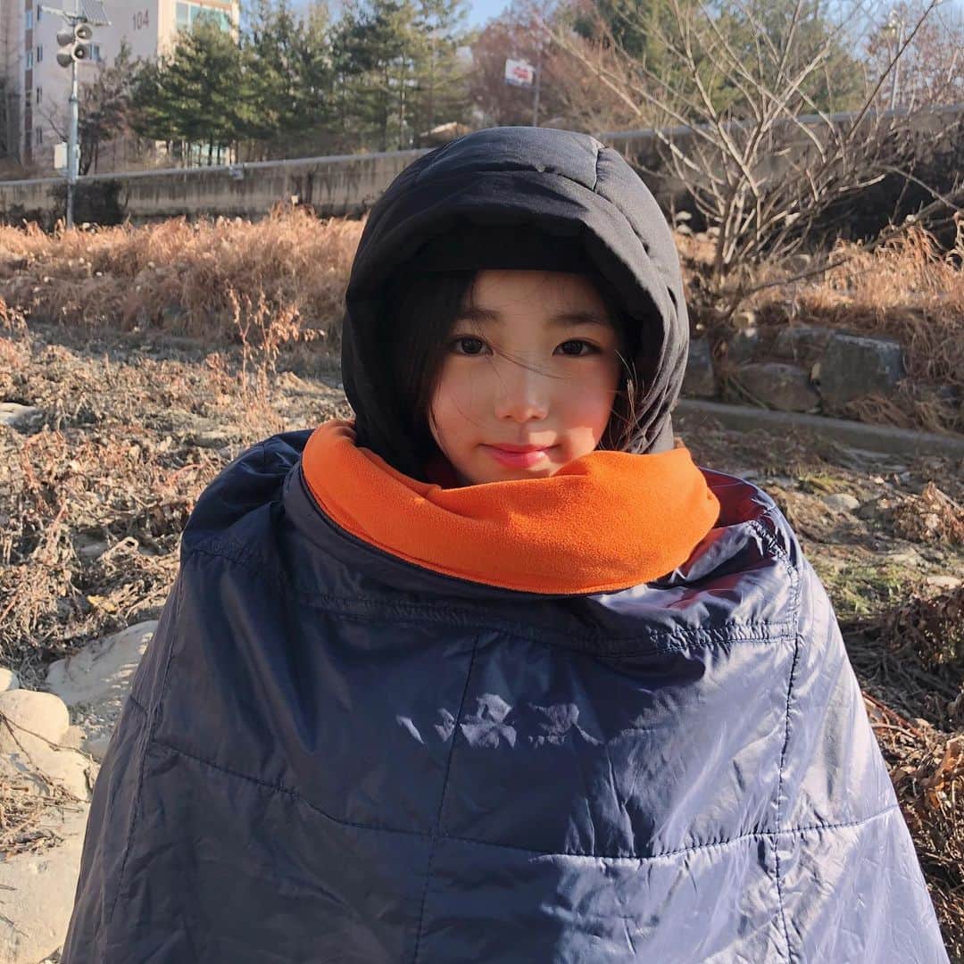 ウンチェのインスタグラム：「#꽁꽁 - 아침부터 #칼바람#🌬 . . . #야외촬영#있는날마다  #이렇게춥기있냐 #월요일 #일상 #영화촬영중 #아역배우 #이은채」