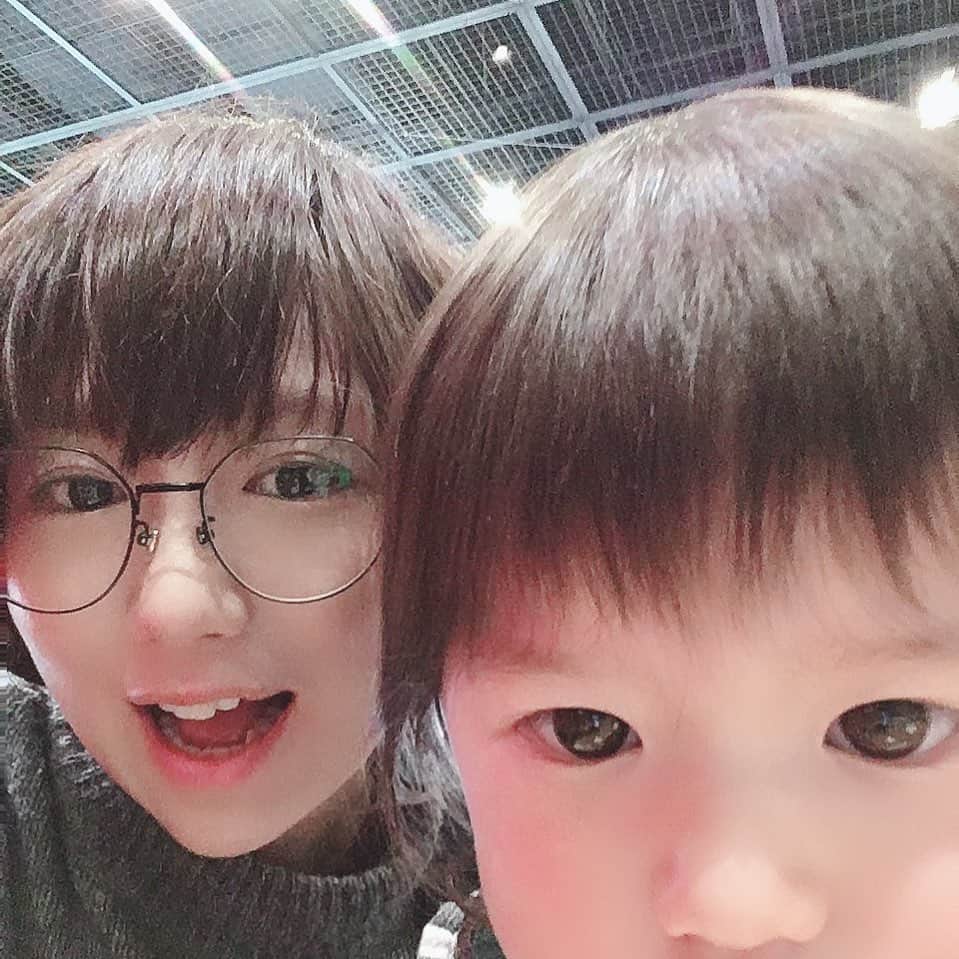のインスタグラム：「娘。もう1歳10ヶ月。すっかりイヤイヤ期。しかも日本語がほぼ通じない。 これから魔の2歳期にかけて母がんばるー。 でもめちゃくちゃ可愛いよ！❤️愛。」