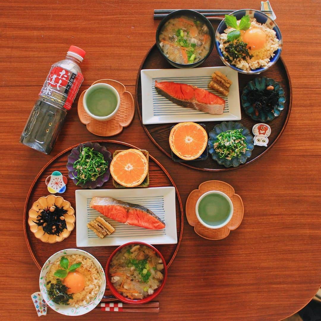 Kaori from Japanese Kitchenさんのインスタグラム写真 - (Kaori from Japanese KitchenInstagram)「たんぱく質多めの定番和食。輪花豆皿が咲き乱れています。 ・ こんばんは。 今から東京へ戻りますが 関西へ帰省する前の朝昼ごはん。 ご飯に鮭と味噌汁とひじき。 なんやかんやこの組合せが落ち着きます。 卵焼きと悩んだ結果 手間が省ける卵かけご飯に。 発芽米で気持ちばかりの糖質オフ… そして #だし道楽 (勝手にPRしてます笑) これ、本当に卵かけご飯に合います。 自販機で見つけた方は是非ポチッと。 小澤さんの輪花豆皿、やっぱり可愛いなぁ。 さぁ、明日からまた料理頑張ります。 ・ 【おしながき】 FANCL発芽米の卵かけご飯 舞茸とにんじんと大根のお味噌汁 酒の塩焼きと子持ち昆布 ひじきと豆の煮物 おかひじきとツナのごまマヨ和え みかん ＊今日は薬膳走り書きお休みします＊ ・ Hi from Tokyo! Here’s Japanese breakfast:Brown rice w/ egg yolk, Korean nori seaweed, Japanese herb on top, miso soup, grilled salmon, simmered hijiki seaweed, tossed tuna and green land seaweed, and mandarin orange as a dessert. ・ ・ 2020.01.13 Mon ・ ・ #japanesemeal #japanesefood #washoku #breakfast #朝ごはん #おうちごはん #早餐 #아침밥 #薬膳 #うつわ #和食器 #自炊 #小澤基晴 #寺村光輔 #やちむん #一汁三菜 #ふたりごはん」1月13日 20時06分 - coco_kontasu