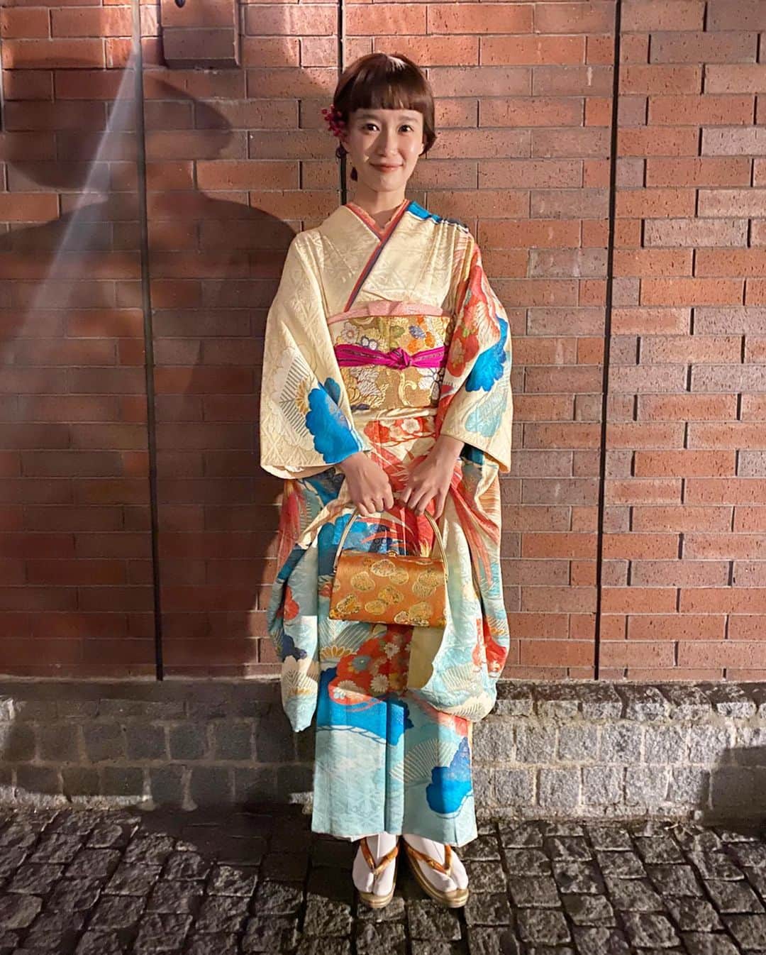 柴田紗希さんのインスタグラム写真 - (柴田紗希Instagram)「結婚式で着た振り袖は@kimono__daidai さんのです！ こちらの振り袖はなんと、大正時代の物なんだって。。。 やっぱり私、古い物が好きなんだなぁ♡ いくつか私っぽいものを出してくれた中で即決でした🤭✨ @kimono__daidai さんのお着物たち、ものすごく素敵だからこれから成人を迎える方や、結婚式で着物着たい方、おすすめです♡ ちなみに真名子さんの着物も同じdaidaiさんのだよ👘 . . 今日は、成人の日🌸 きらきらした夢たちがぎゅっと集まって全てが鮮やかに感じられるとても好きな日♡ 成人された皆さん改めて、 ご成人おめでとうございます！！！ . 自分の気持ちに正直に 優しい思いやりの心を大切に 挑戦して恥ずかしいことなんて一つもないので、やりたい事に思い切り挑戦できますように✨ . 幸あれ〜♡」1月13日 19時58分 - shibasaaki