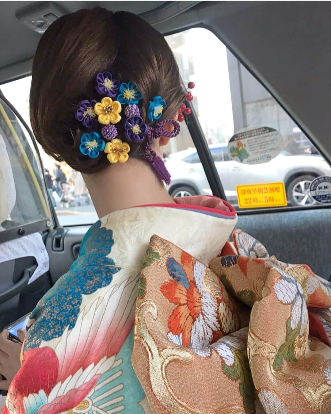 柴田紗希さんのインスタグラム写真 - (柴田紗希Instagram)「結婚式で着た振り袖は@kimono__daidai さんのです！ こちらの振り袖はなんと、大正時代の物なんだって。。。 やっぱり私、古い物が好きなんだなぁ♡ いくつか私っぽいものを出してくれた中で即決でした🤭✨ @kimono__daidai さんのお着物たち、ものすごく素敵だからこれから成人を迎える方や、結婚式で着物着たい方、おすすめです♡ ちなみに真名子さんの着物も同じdaidaiさんのだよ👘 . . 今日は、成人の日🌸 きらきらした夢たちがぎゅっと集まって全てが鮮やかに感じられるとても好きな日♡ 成人された皆さん改めて、 ご成人おめでとうございます！！！ . 自分の気持ちに正直に 優しい思いやりの心を大切に 挑戦して恥ずかしいことなんて一つもないので、やりたい事に思い切り挑戦できますように✨ . 幸あれ〜♡」1月13日 19時58分 - shibasaaki