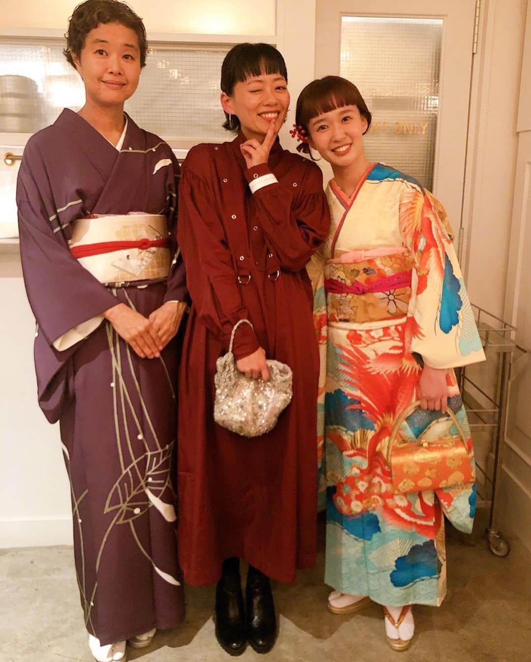 柴田紗希さんのインスタグラム写真 - (柴田紗希Instagram)「結婚式で着た振り袖は@kimono__daidai さんのです！ こちらの振り袖はなんと、大正時代の物なんだって。。。 やっぱり私、古い物が好きなんだなぁ♡ いくつか私っぽいものを出してくれた中で即決でした🤭✨ @kimono__daidai さんのお着物たち、ものすごく素敵だからこれから成人を迎える方や、結婚式で着物着たい方、おすすめです♡ ちなみに真名子さんの着物も同じdaidaiさんのだよ👘 . . 今日は、成人の日🌸 きらきらした夢たちがぎゅっと集まって全てが鮮やかに感じられるとても好きな日♡ 成人された皆さん改めて、 ご成人おめでとうございます！！！ . 自分の気持ちに正直に 優しい思いやりの心を大切に 挑戦して恥ずかしいことなんて一つもないので、やりたい事に思い切り挑戦できますように✨ . 幸あれ〜♡」1月13日 19時58分 - shibasaaki