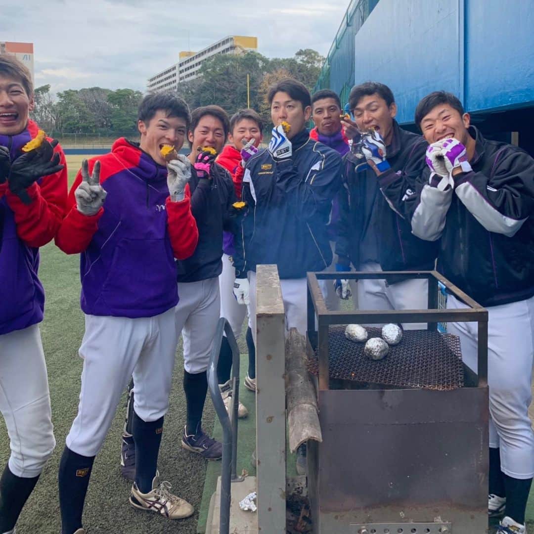 渡辺俊介のインスタグラム：「種子島より安納芋が届きました！ #二葉園芸 田頭 社長ありがとうございます。 皆んなで美味しく頂きました。 #種子島 #安納芋 #スチールストーブ #日本製鉄かずさマジック」