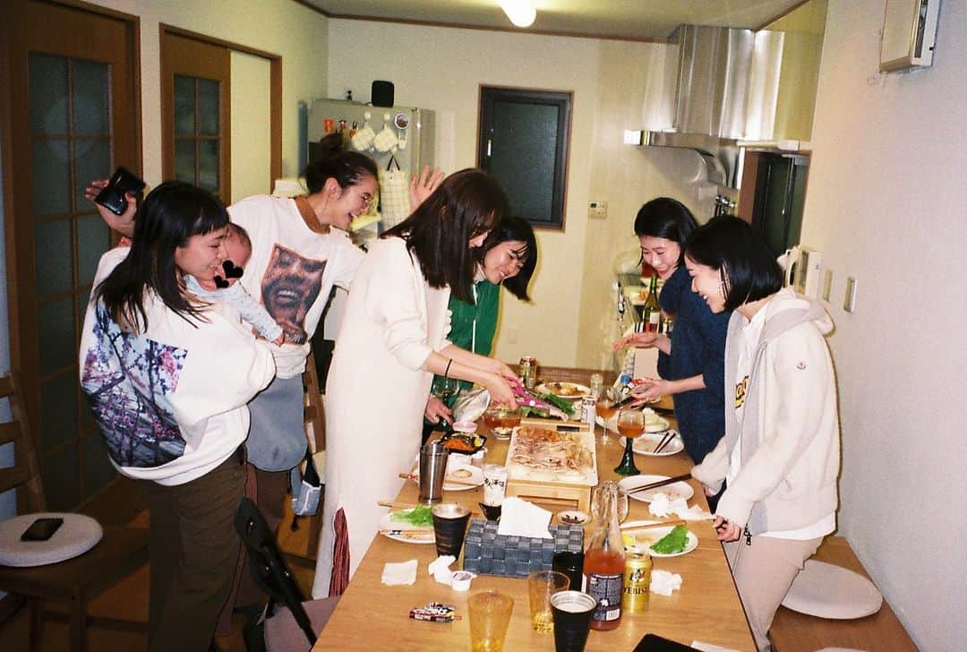 吉田友利恵さんのインスタグラム写真 - (吉田友利恵Instagram)「私の元気の源〜◡̈ 皆ハッピーオーラ全開で いつも沢山パワー貰ってる😆 昨日も笑ったなぁ〜 すきだぁ〜。 杏菜と豊のお祝いも出来たし、 幸せだぁ〜 #チーム広島 #tiarazoom」1月13日 19時59分 - _yurieyoshida_
