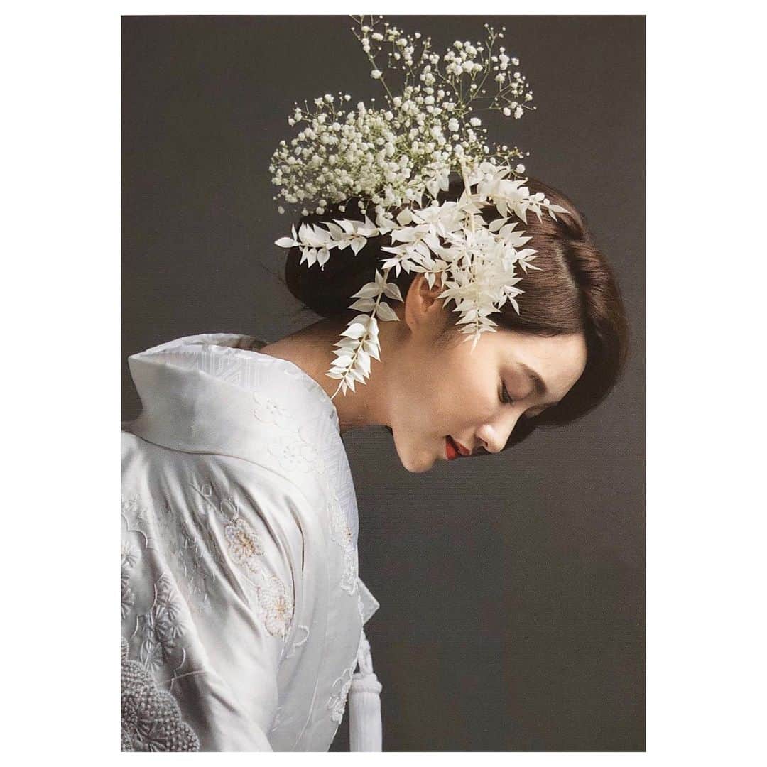 中山由香のインスタグラム：「・ ・ 🕊🕊🕊 ・ ・ #和装#洋髪#白無垢 #日本の結婚式#幸 #成人の皆さんおめでとう🌸」