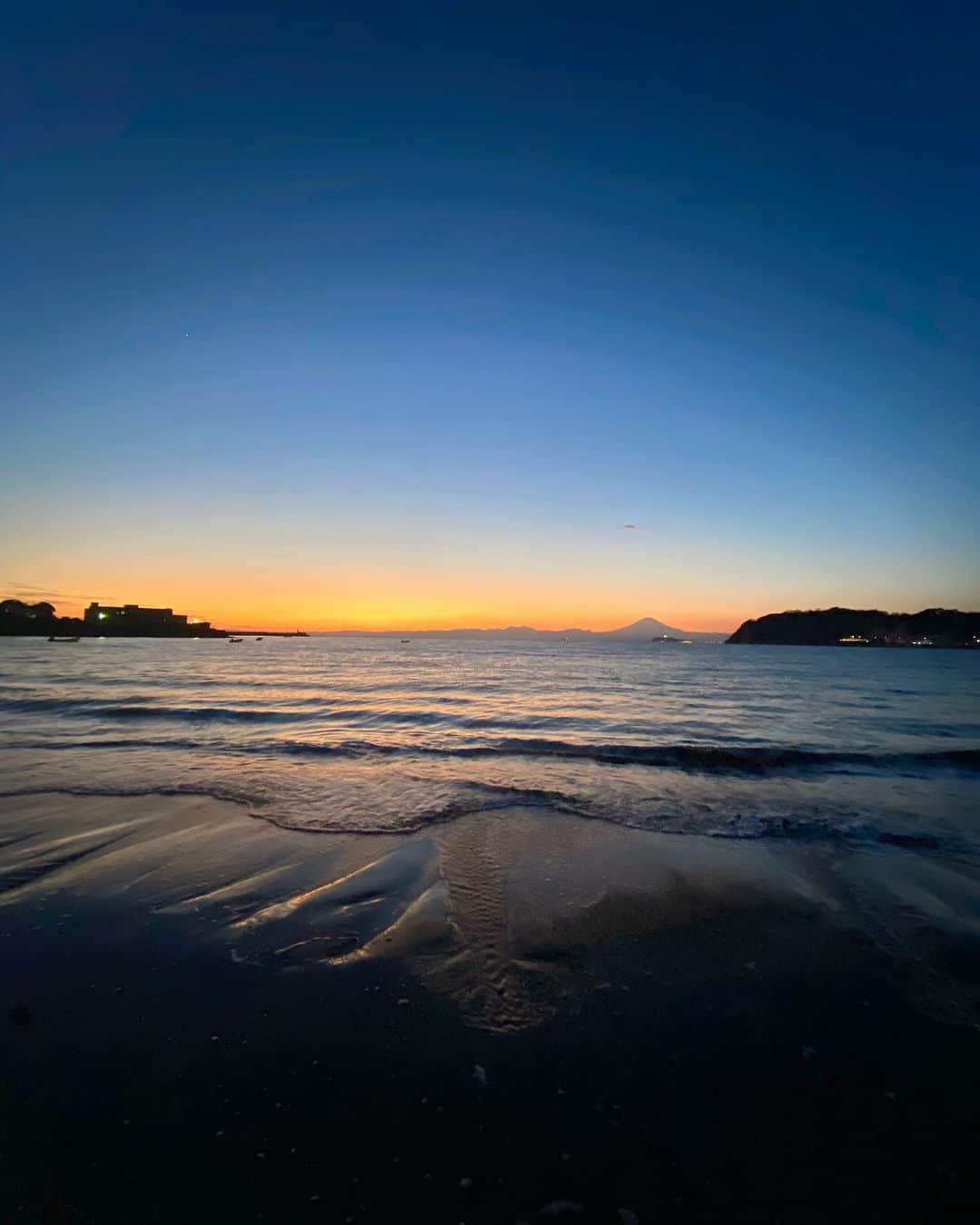クボタマサヒコさんのインスタグラム写真 - (クボタマサヒコInstagram)「#sea #sunset #mtfuji #enoshima  三日ぶりのご帰宅」1月13日 20時04分 - kubota_masahiko