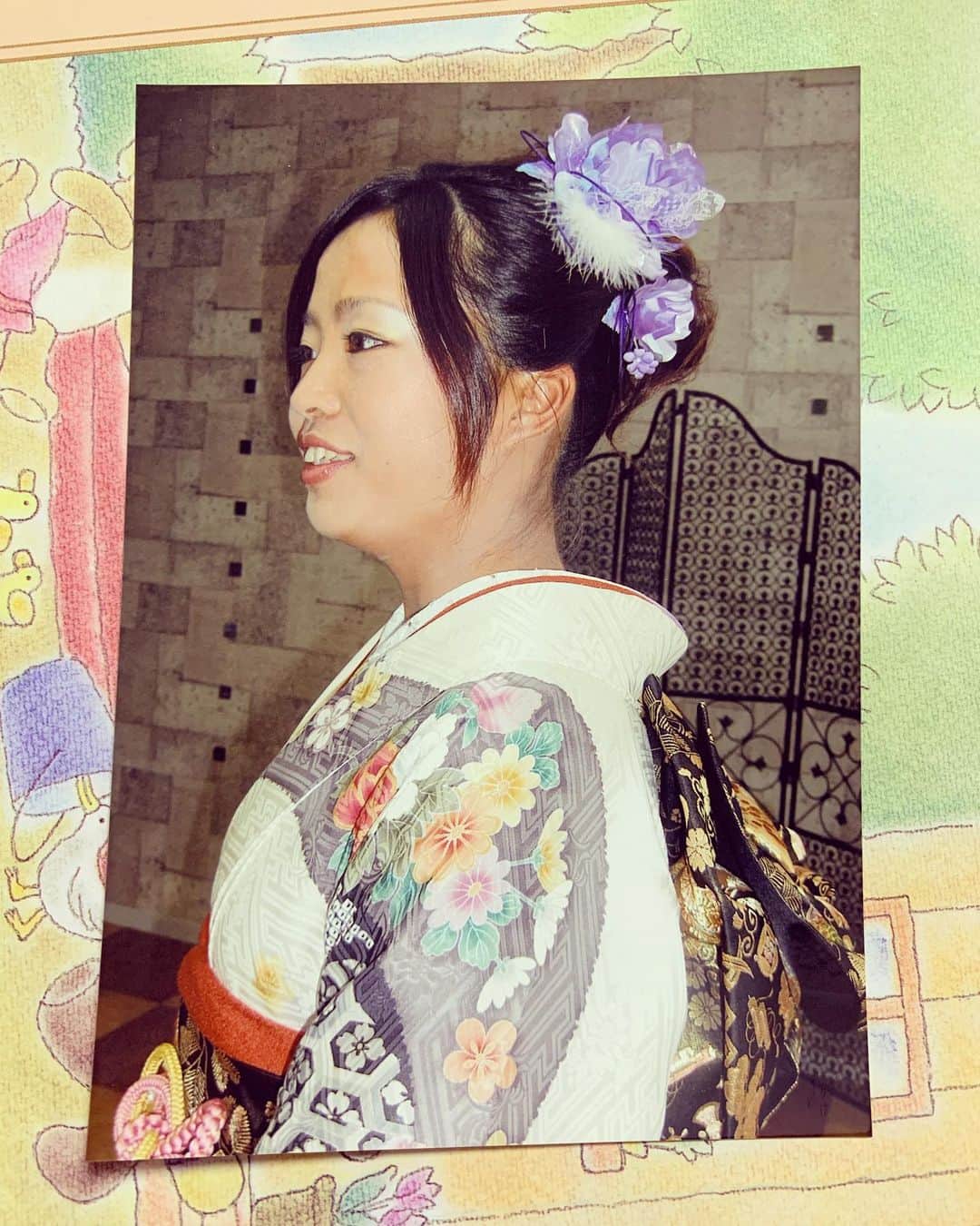 一ノ瀬優希のインスタグラム：「今日は成人式ですね😊  私は11年前…笑  しかも、この写真は、夏に前撮りしてたやつだから、日焼けしまくり。笑🤣 化粧しまくって、首から色違う😂笑  しかも、頭の紫の花😂センス😂笑  あー笑える🤣  #11年前の私 #爆笑」