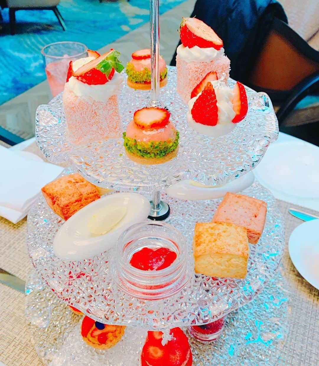 ゆうたむさんのインスタグラム写真 - (ゆうたむInstagram)「🍓🍓🍓🍓 . . #afternoontea #アフタヌーンティー #苺スイーツ #🍓 #ゆうたむのグルメメモ📝」1月13日 20時11分 - yuutamu_non