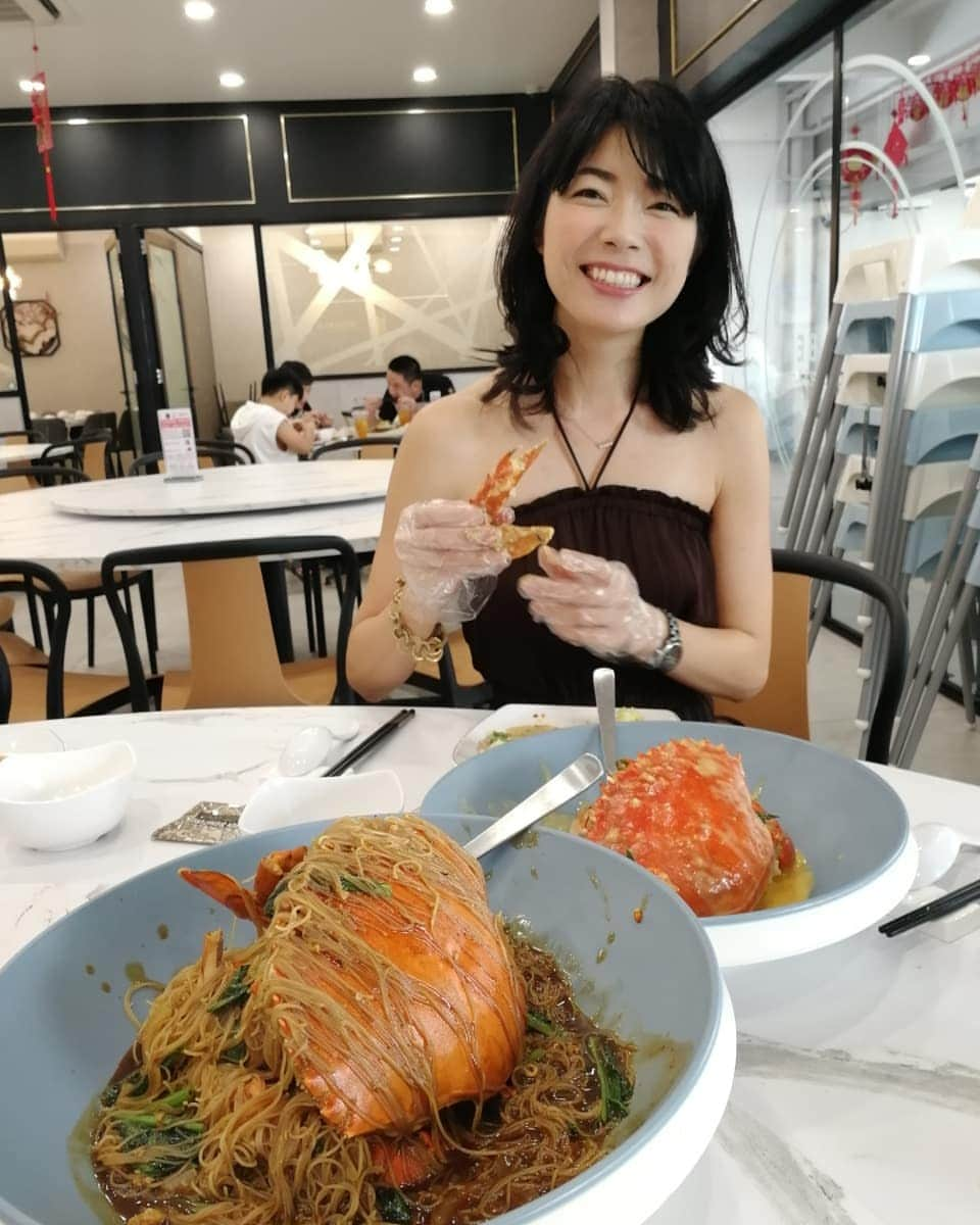 桐島瑞希さんのインスタグラム写真 - (桐島瑞希Instagram)「【バタークラブ🦀】 今日のランチは気になっていたバタークラブ🦀食べに行ってきたよ✨濃厚ソースは揚げパンにつけてもウマー🤩🤩🤩 写真手前の麺も美味しかった〜💕 ロンドンでお世話になった方と、嬉しい再会ランチでした✌️ #メルベンシグネチャー #mellbensignature #タンジョンパガー #tanjongpagar #シンガポール #singapore #シンガポール生活 #シンガポール暮らし #海外生活 #海外暮らし」1月13日 20時24分 - mizkirisiii