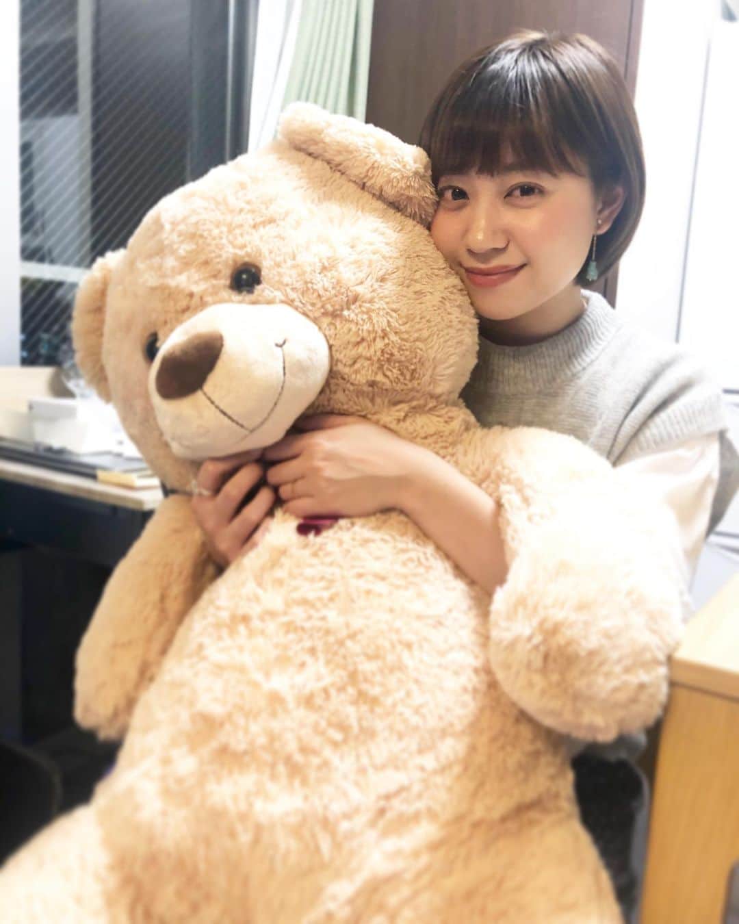 渡辺梨夏子のインスタグラム：「ドイツから連れて帰ってきたんだって🐻気持ち良くてずっと抱いてた〜気の置けないみんなと、わいわい飲んでたくさん話した週末。心がゆるむ🌿  #ひとりごと#めも #そろそろブログ書こうかな  そして新成人の皆さん、おめでとうございます🌷毎年 時の流れの早さに驚きながら、なりたかった大人になれてるのかな？と少し振り返ってみたり...」