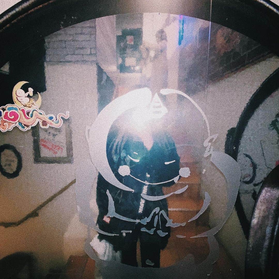 uyuのインスタグラム：「赤から〜 ずっと行きたかったの。  入口の鏡。📸」