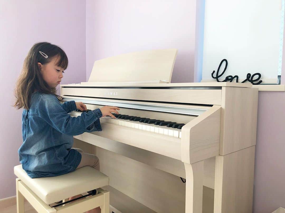 Megumiのインスタグラム：「じぃじに買ってもらったKAWAIの #電子ピアノ ♪♪ 実家のピアノが黒だったから、白に憧れてたわたし。 電子ピアノって色んな機能がついててビックリ‼︎ 弾けない子供でも鍵盤適当に押すだけで色んな曲が演奏できるコンサートマジック機能が熱い✨✨ まいは、幼稚園で習った曲練習したり、ねこふんじゃった🐈 弾いて楽しそう✨ 次はもうすぐ音楽会〜♪♪♪」