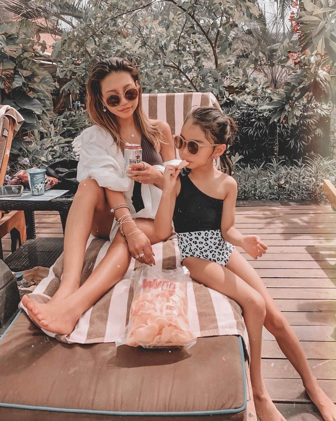 ✷kana✷のインスタグラム：「Hotel pool⛱🏝 . . ストーリーにも載せたけど 広さにこだわって決めたステイ先の ホテルプールが最高すぎた♡ . ビーチクラブにもたくさん行ったけど 今回の旅で1.5Mの全く足のつかないところで 身一つで泳げるようになったりーさん！！ ほんとにプールが大好きなんだよね、、 またひとつ成長が見れてうれしい🌺 . 正しい泳ぎ方はまたゆっくり 練習しようね笑 . #bali #balimandirabeachresort」